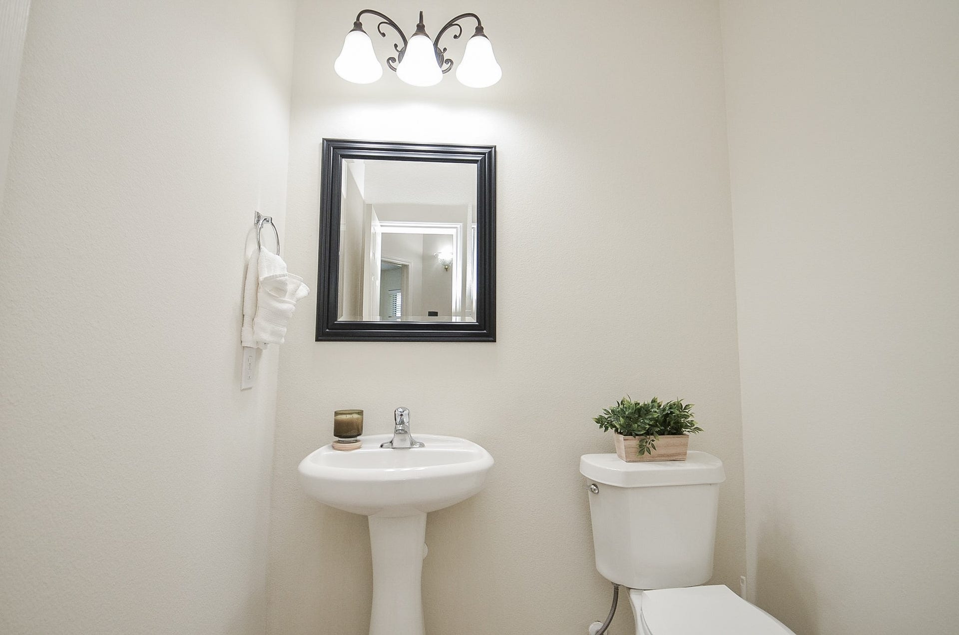 4746 Autumn Orchard Lane, Katy, TX 77494 Bright and versatile space with a convenient nearby powder room.
