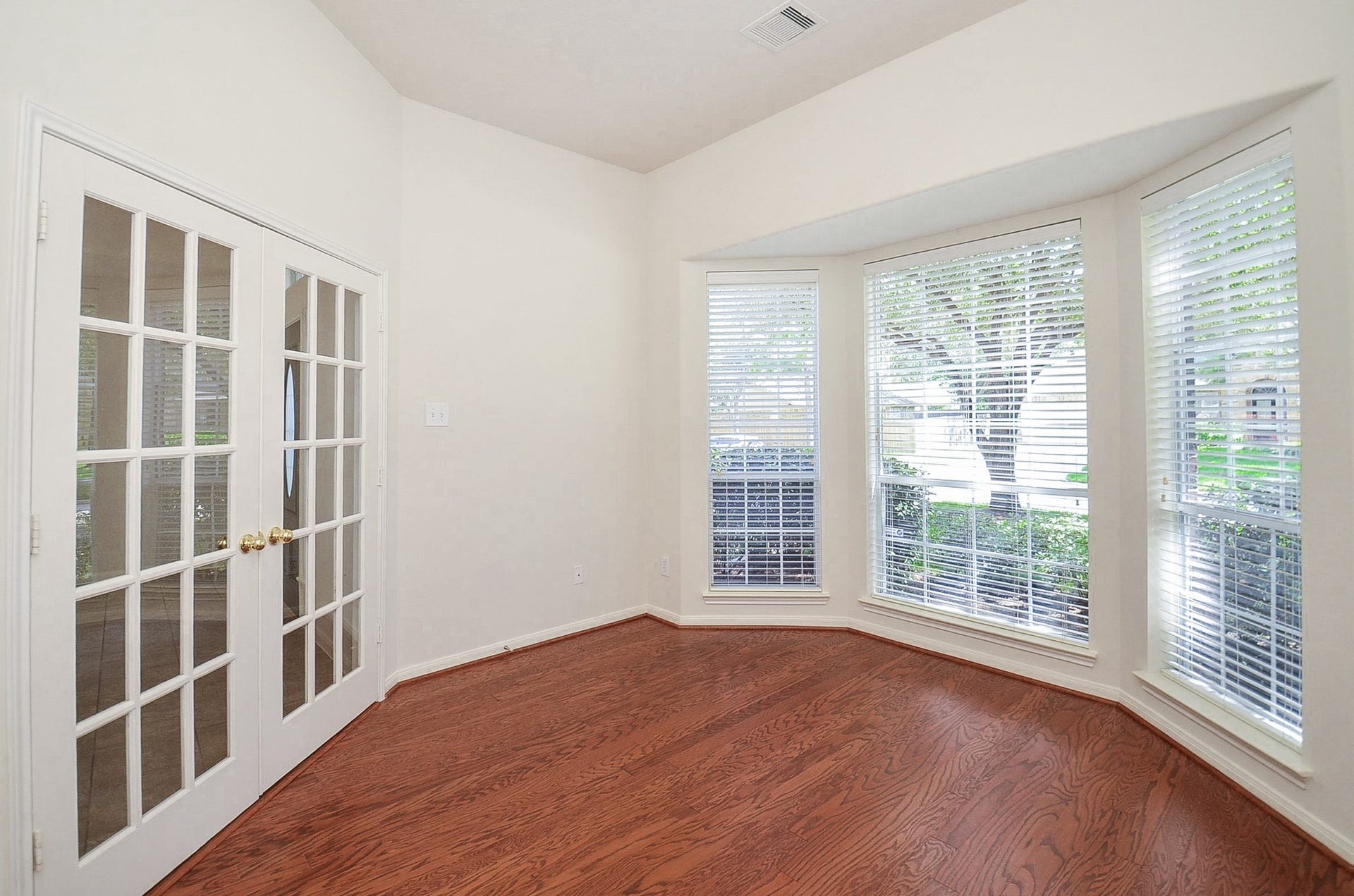 4746 Autumn Orchard Lane, Katy, TX 77494 Modern elegance, a versatile study or office awaits, ideal for focused work or creative pursuits.