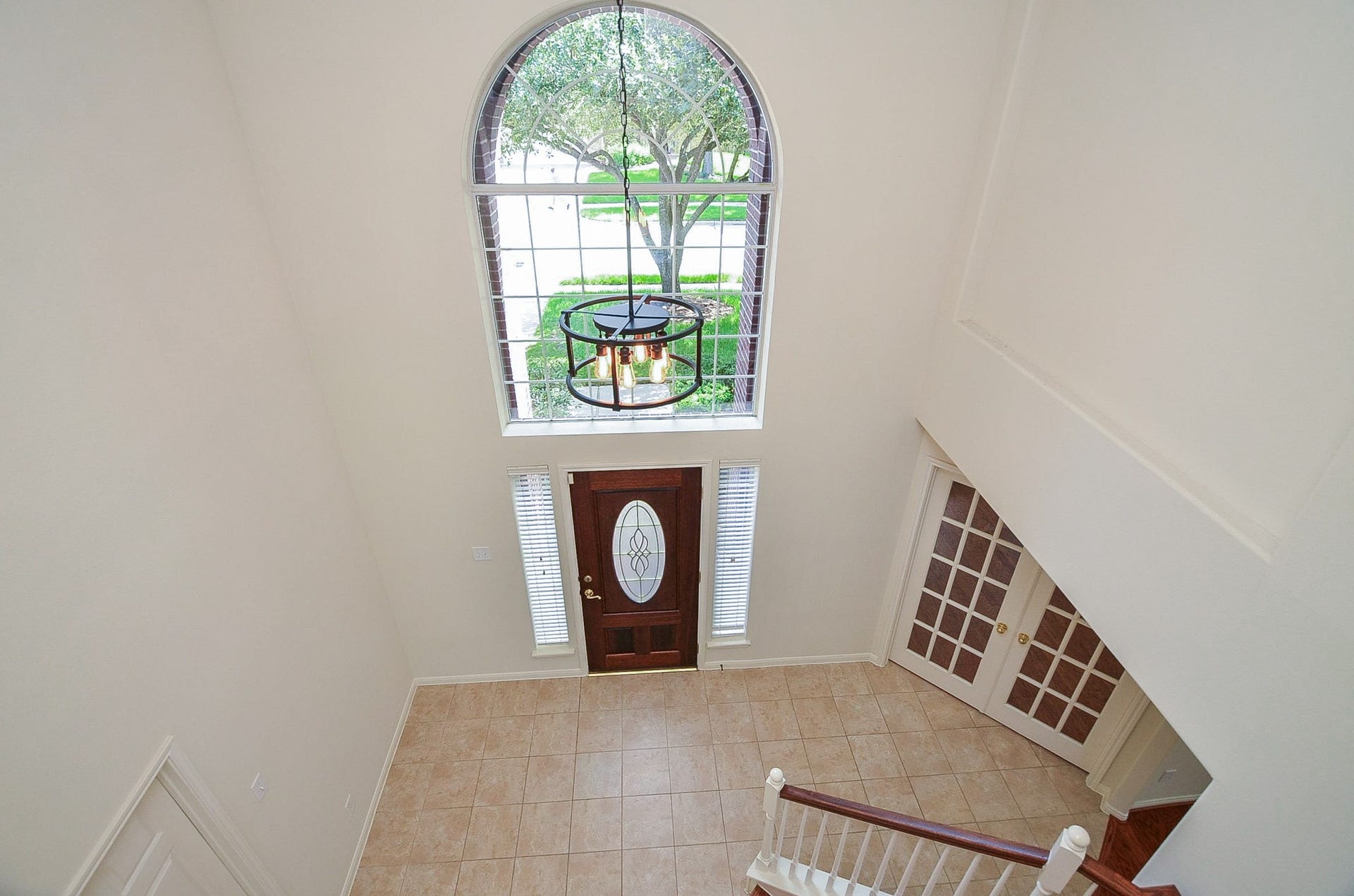 4746 Autumn Orchard Lane, Katy, TX 77494 Step into elegance with an airy entryway, highlighted by soaring high ceilings.