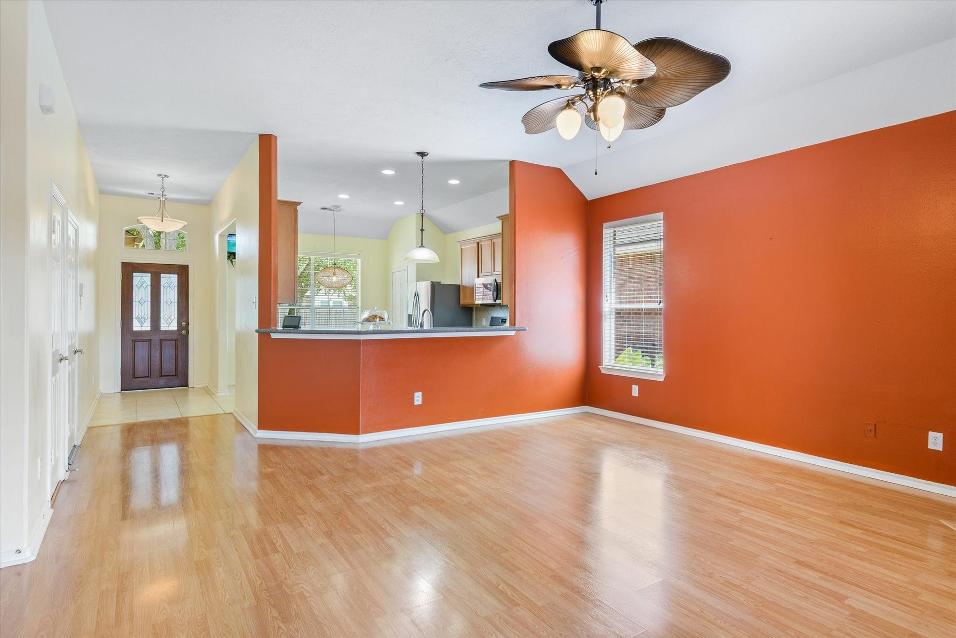 625 Laurelmist Lane, La Marque, TX 77568 Living room looking into kitchen