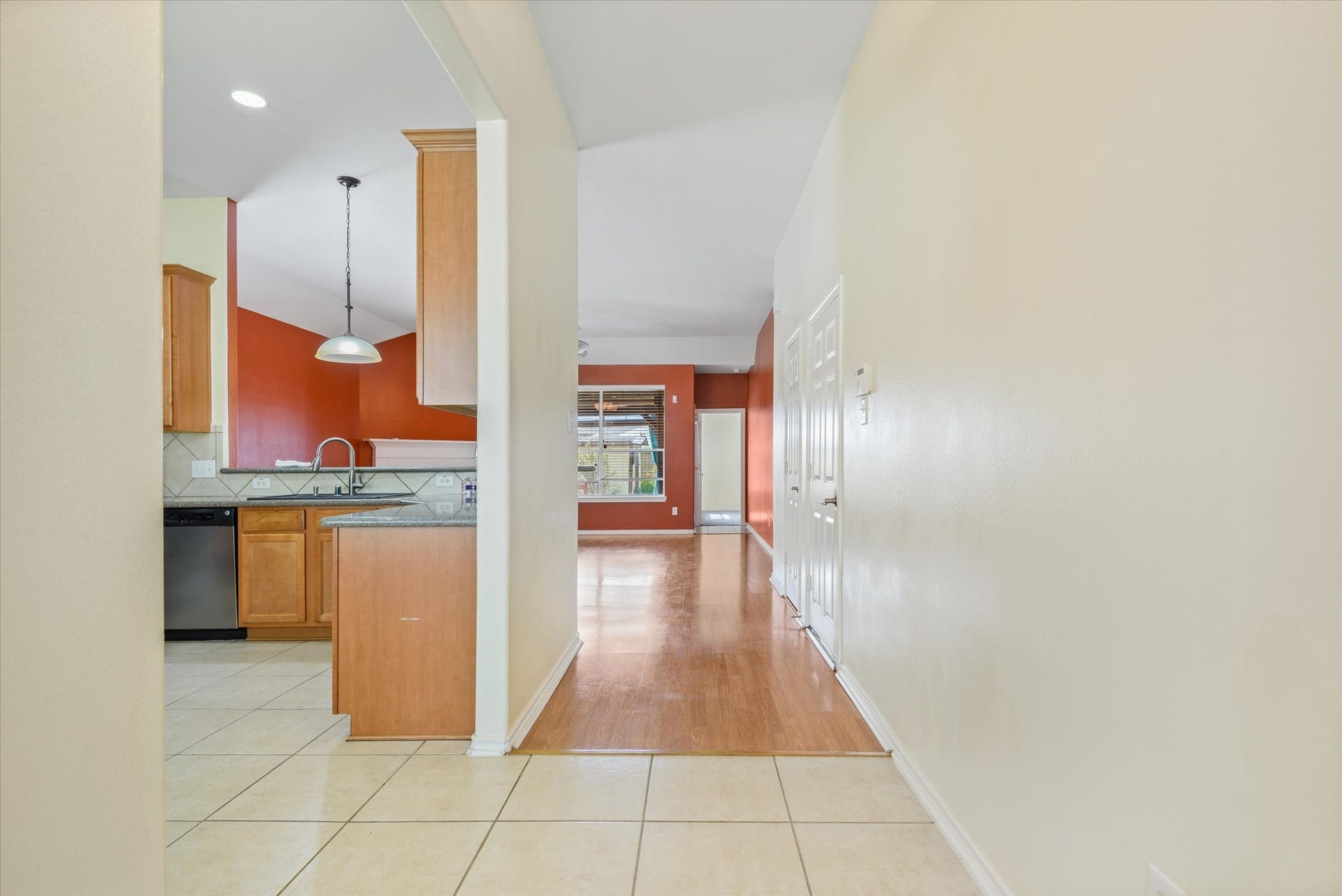 625 Laurelmist Lane, La Marque, TX 77568 Entry looking into kitchen