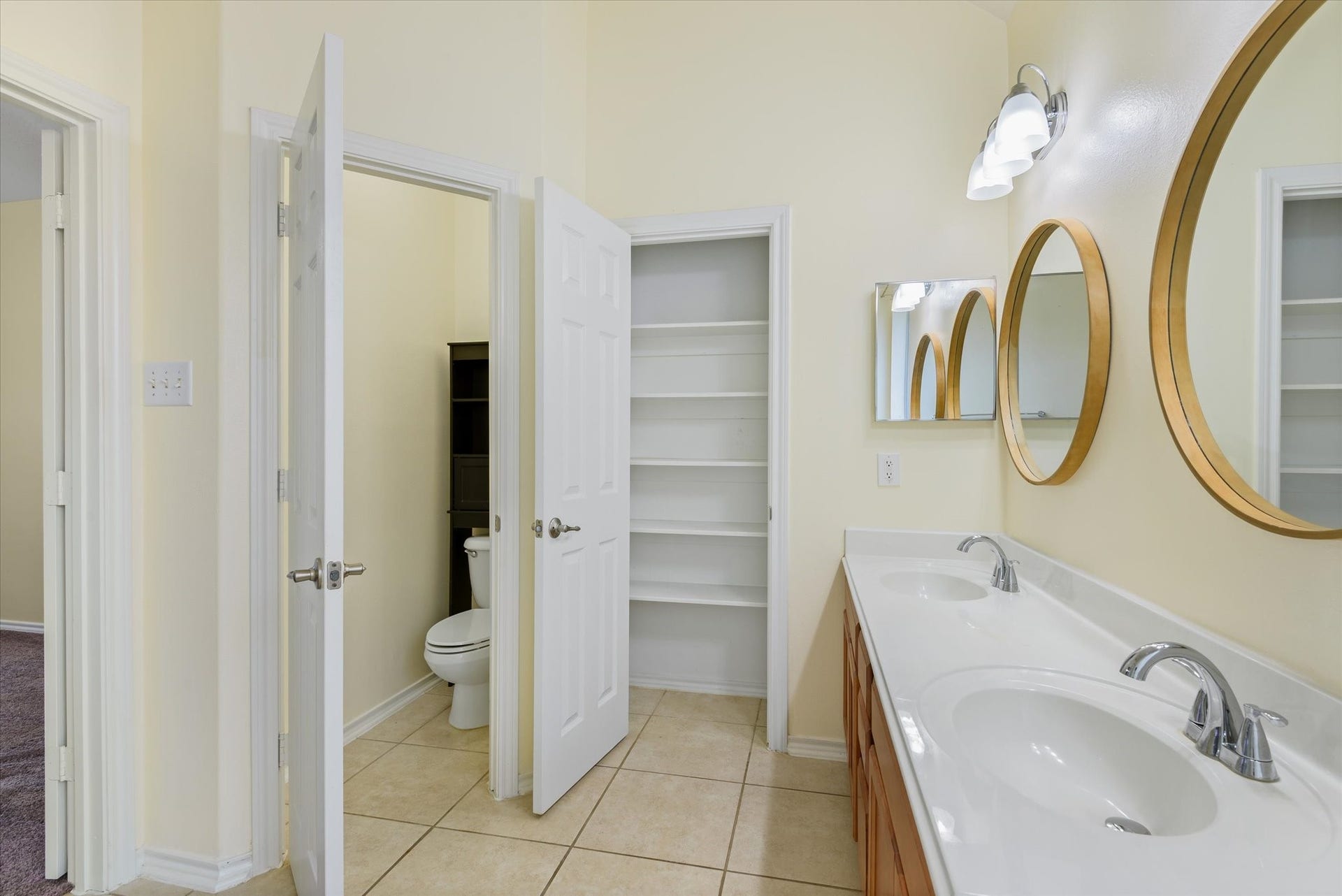 625 Laurelmist Lane, La Marque, TX 77568 Primary bedroom with walk in closet
