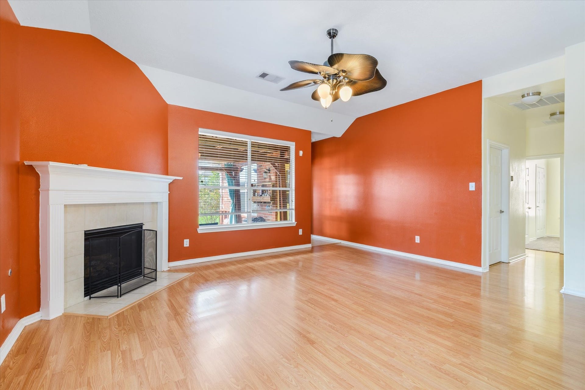 625 Laurelmist Lane, La Marque, TX 77568 Living room