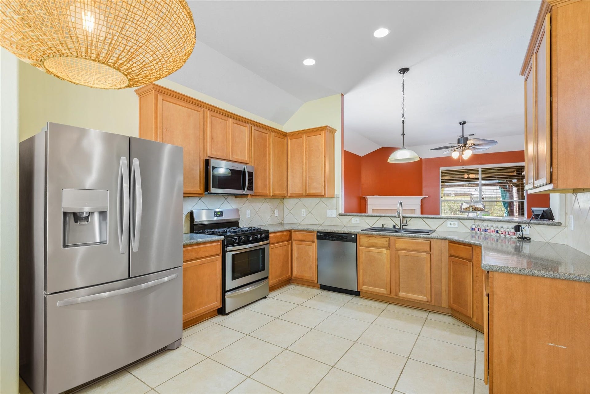 625 Laurelmist Lane, La Marque, TX 77568 Chefs kitchen all stainless appliances come with house