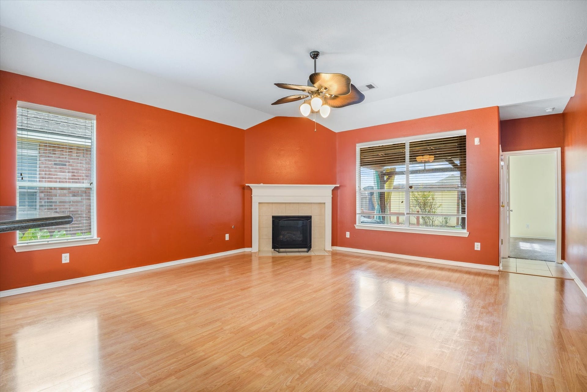625 Laurelmist Lane, La Marque, TX 77568 Living room with gas fireplace