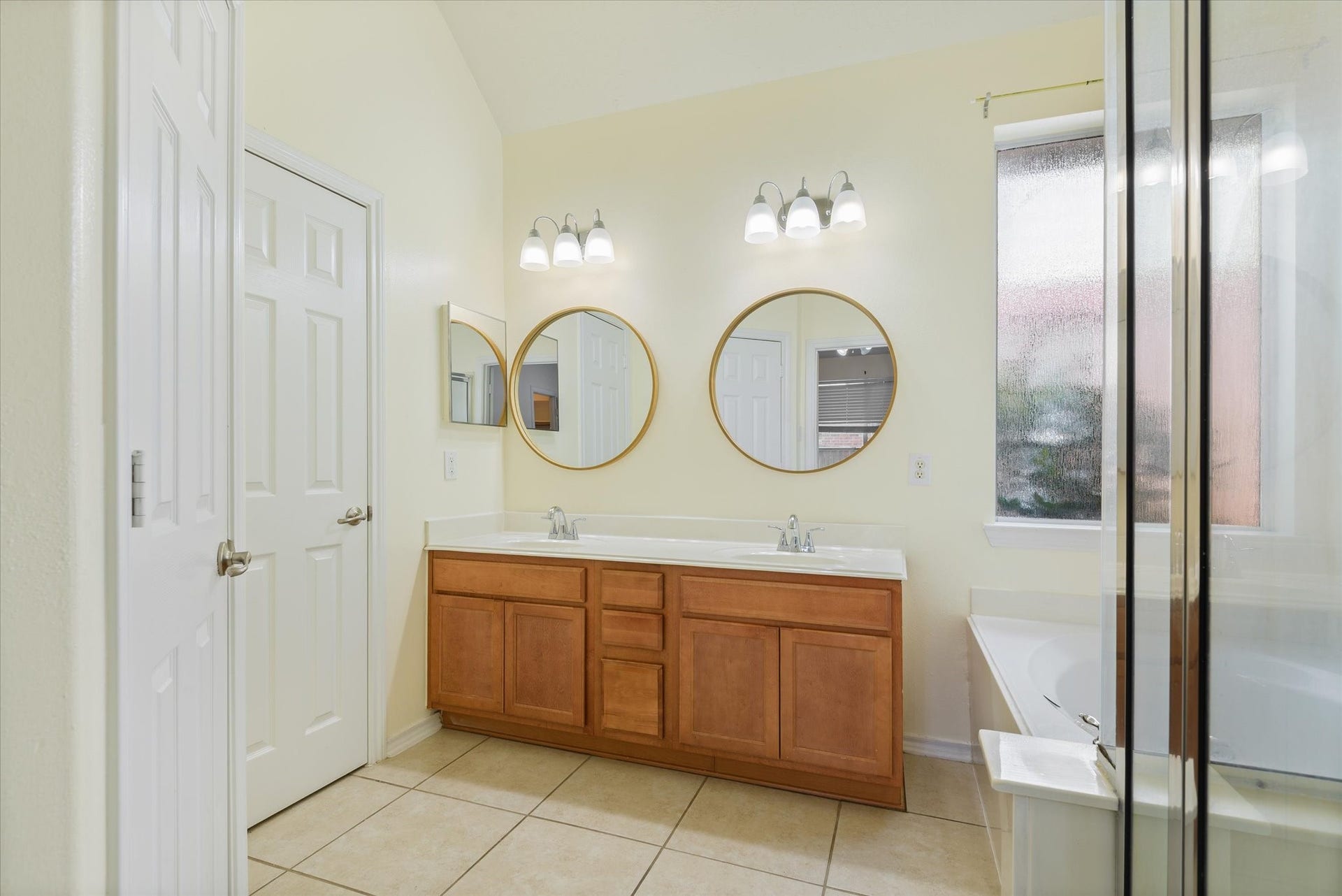 625 Laurelmist Lane, La Marque, TX 77568 Primary bathroom.