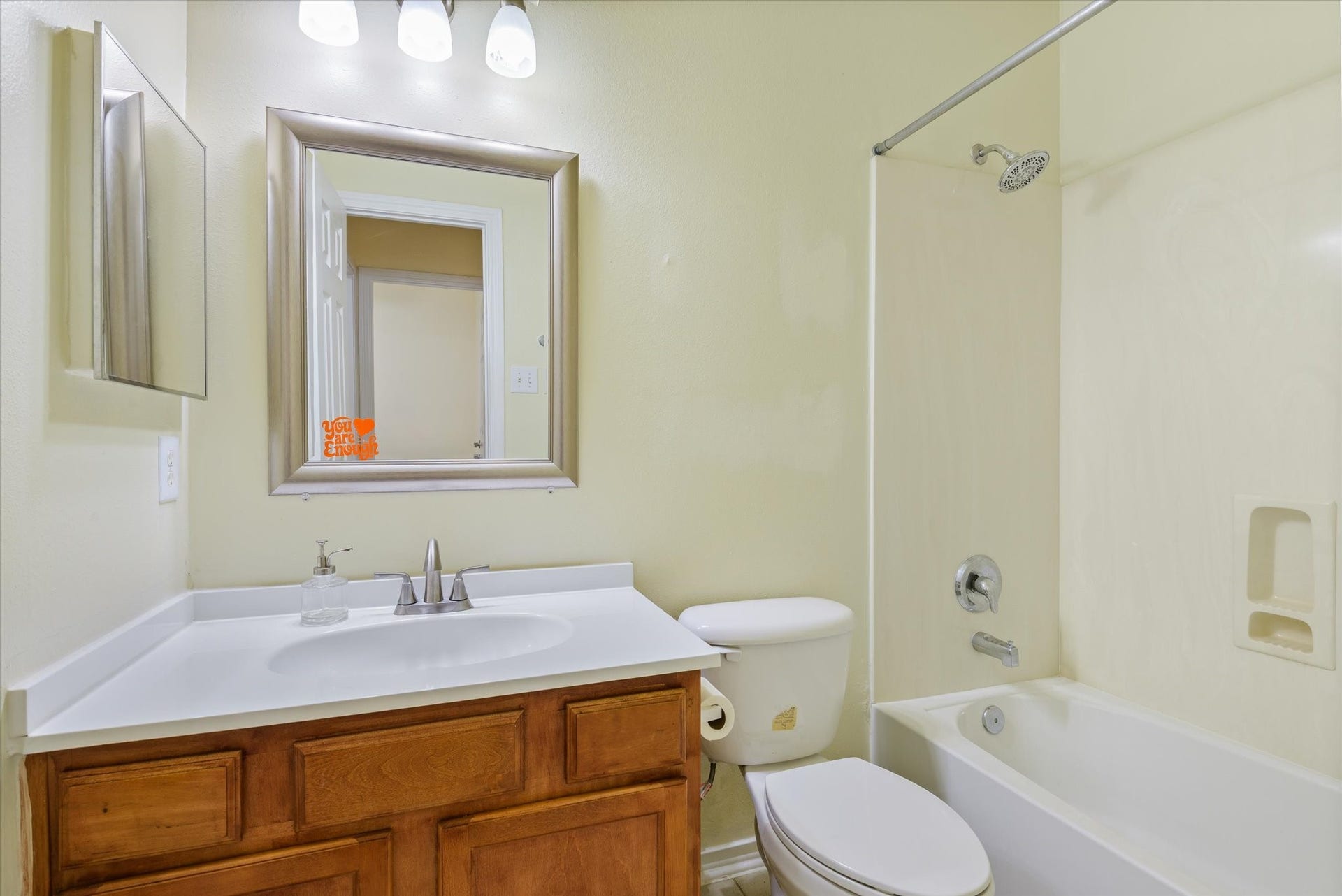 625 Laurelmist Lane, La Marque, TX 77568 Secondary bathroom