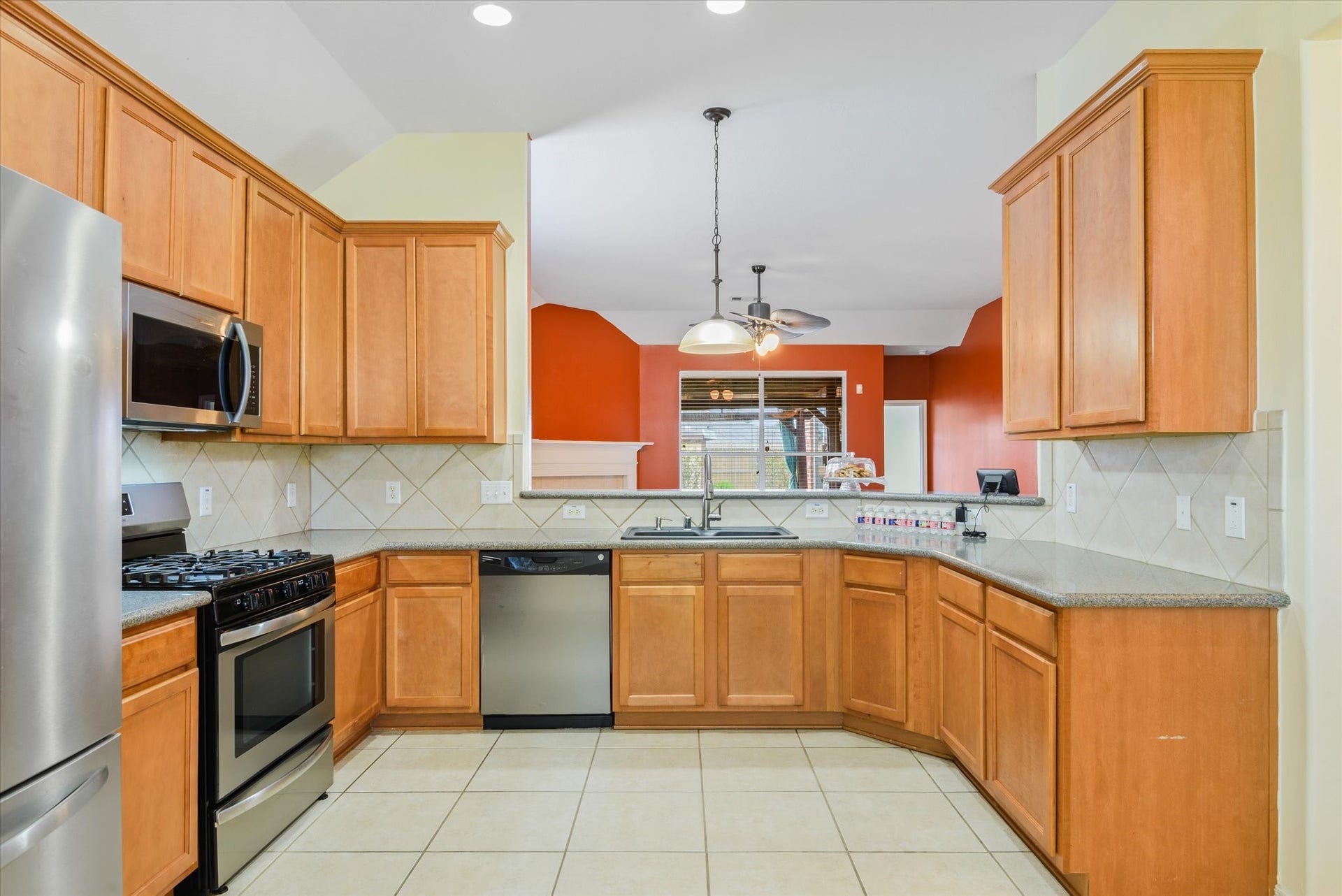 625 Laurelmist Lane, La Marque, TX 77568 Full view kitchen