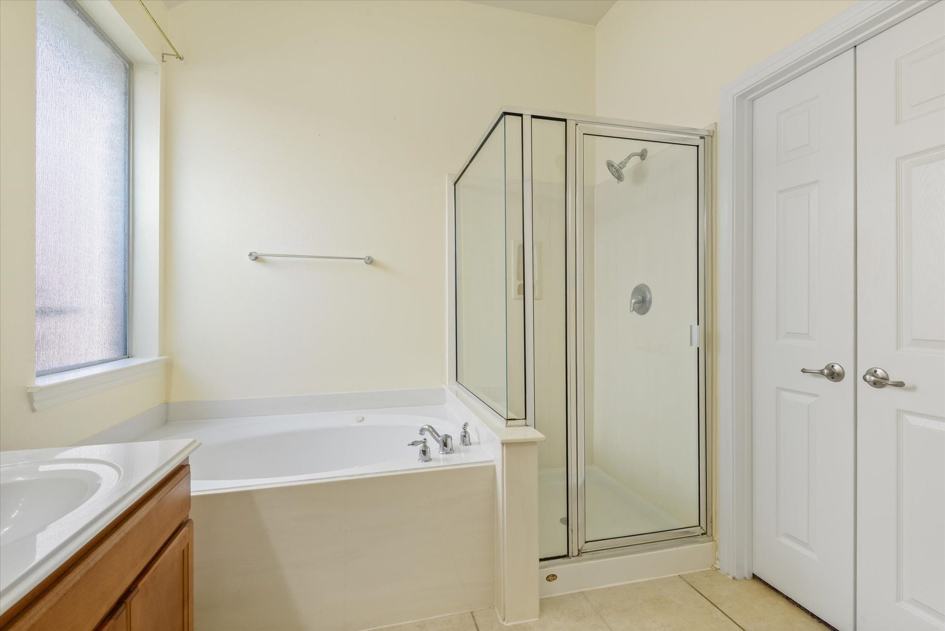 625 Laurelmist Lane, La Marque, TX 77568 Primary bathroom