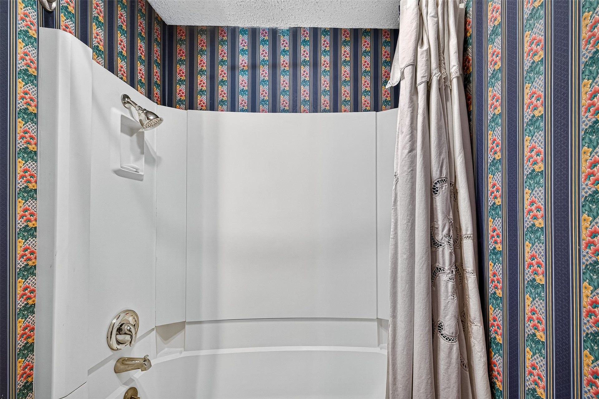 12021 7th 1/2 Street, Santa Fe, TX 77510 Second Full Bathroom, shower/tub