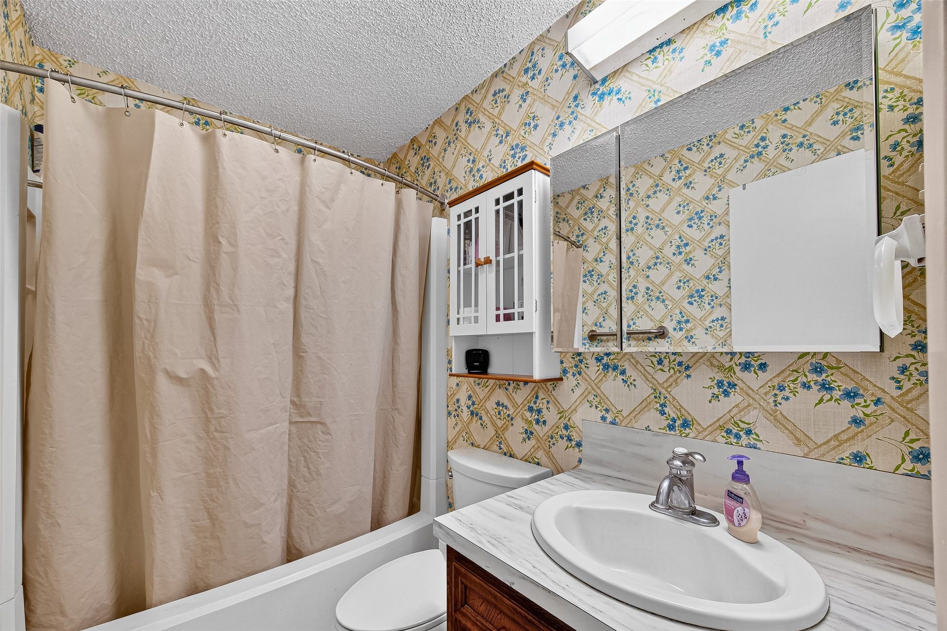 12021 7th 1/2 Street, Santa Fe, TX 77510 Primary Bathroom shower/tub