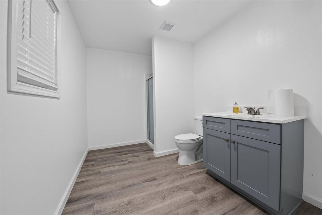 4606 Mallard Street, Hitchcock, TX 77563 Full bathroom upon entry