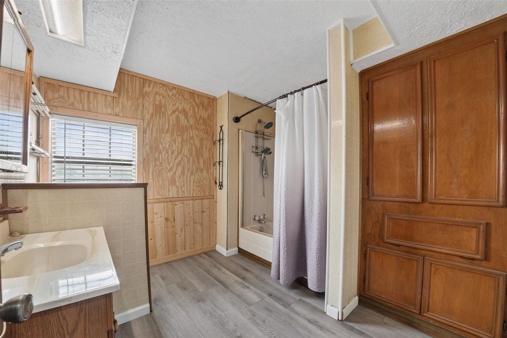 4606 Mallard Street, Hitchcock, TX 77563 Full bathroom on 2nd floor