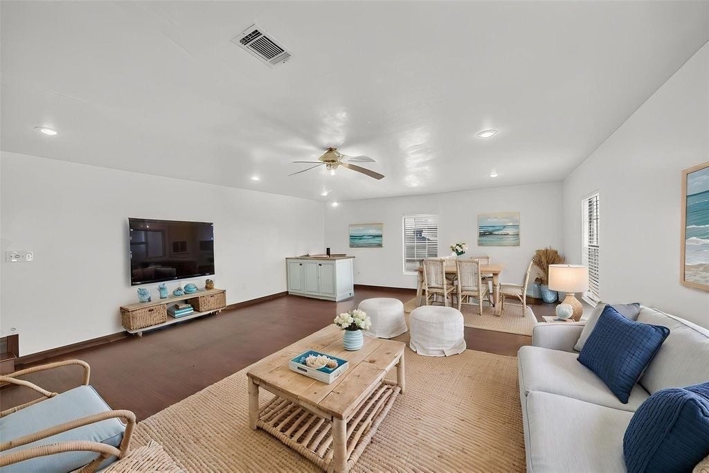 4606 Mallard Street, Hitchcock, TX 77563 Spacious living room on 2nd floor
*Virtually Staged*