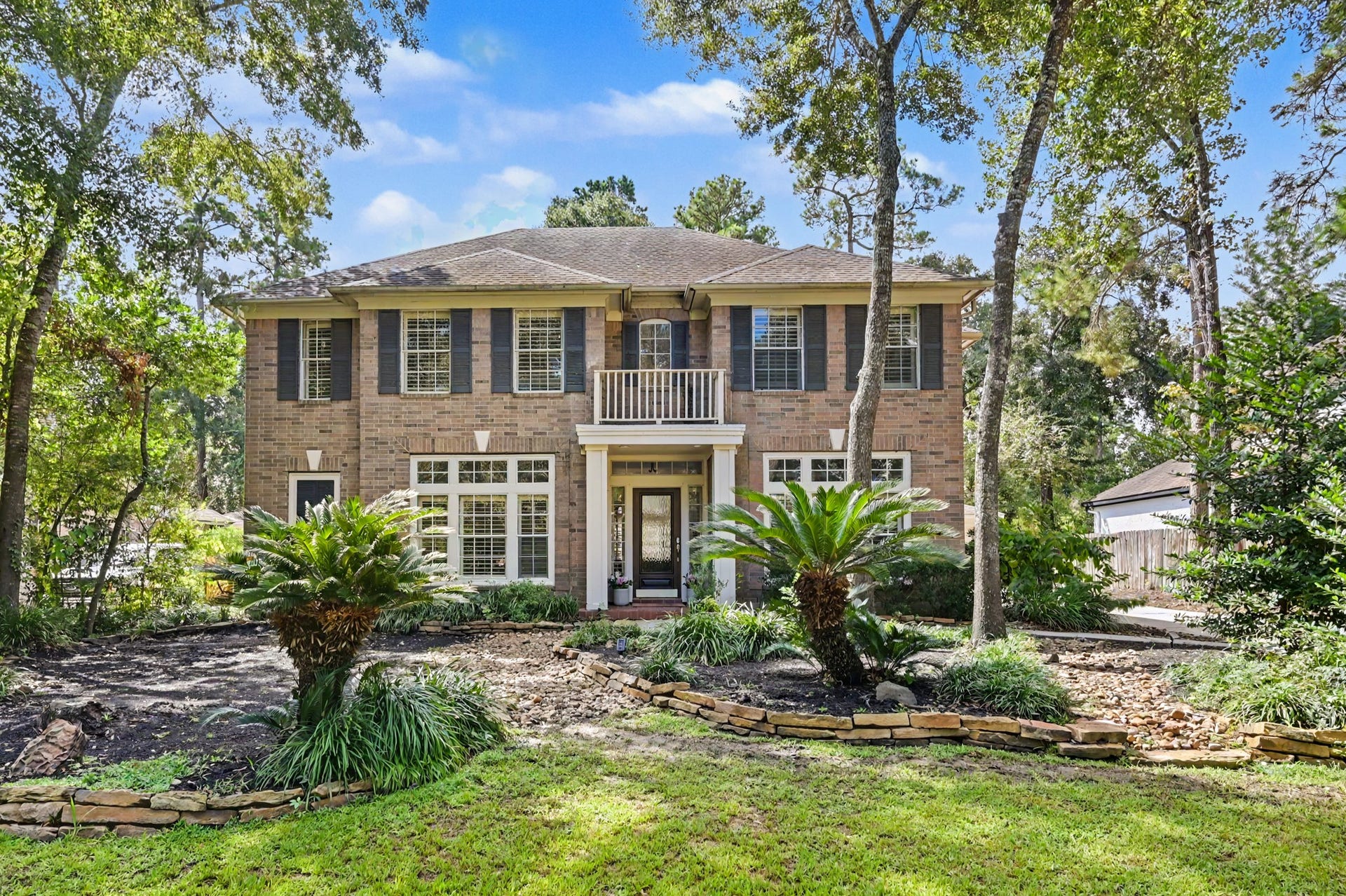 83 E Green Gables Circle, The Woodlands, TX 77382 Welcome to 83 E Green Gables, the perfect floorplan for a growing family.