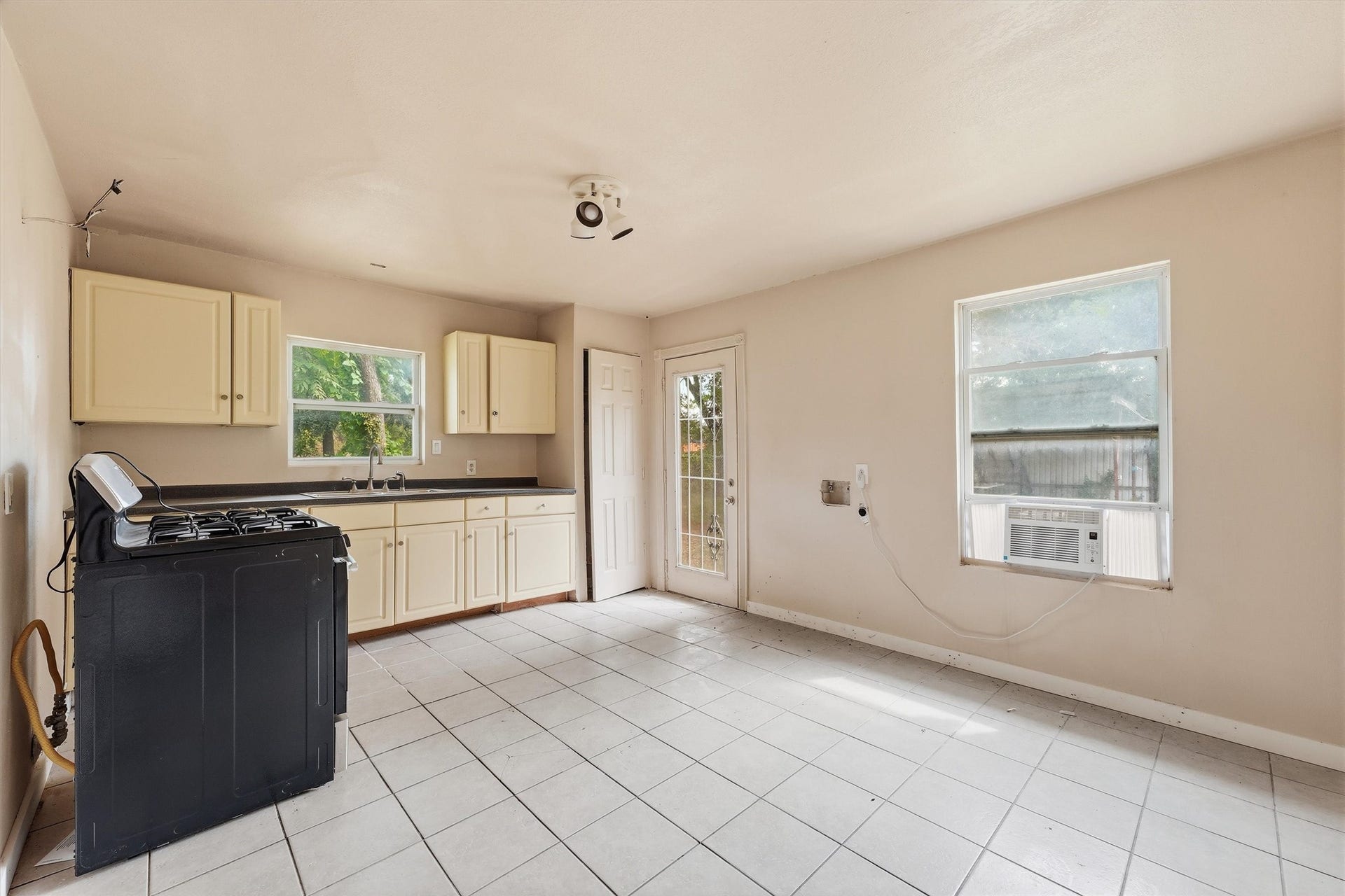 9318 Bertwood Street, Houston, TX 77016 9318 Bertwood Street, Houston, TX 77016