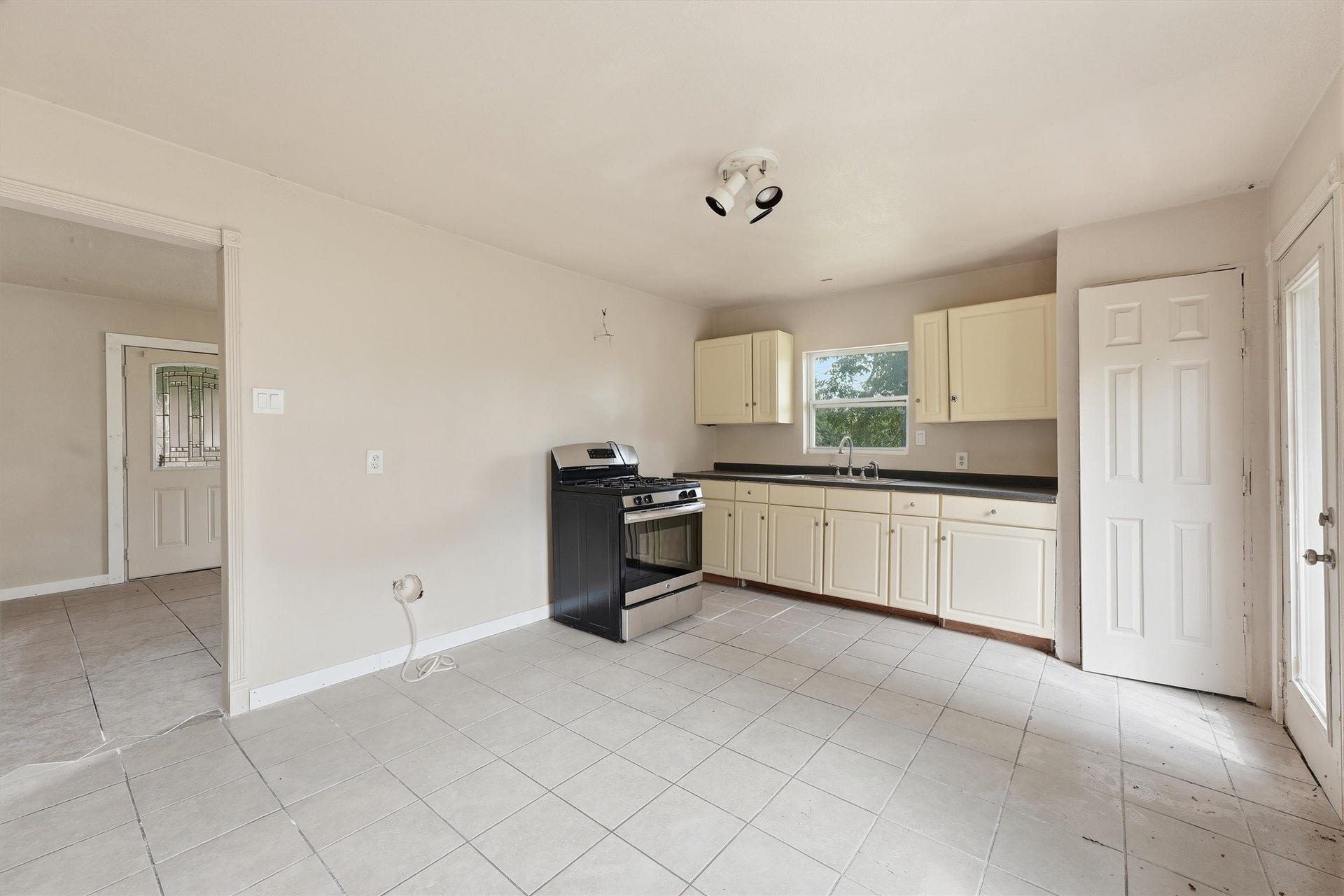 9318 Bertwood Street, Houston, TX 77016 9318 Bertwood Street, Houston, TX 77016