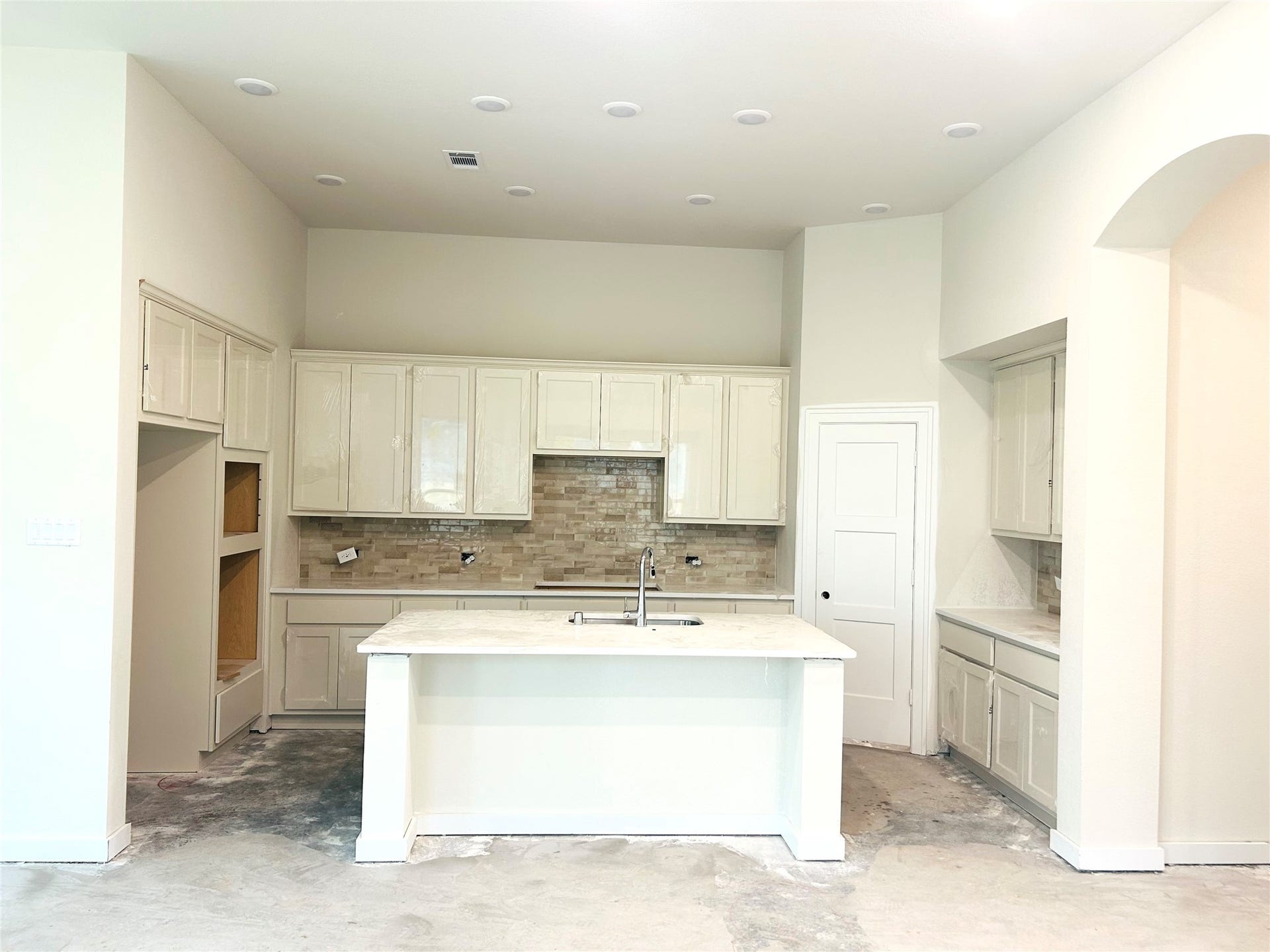 Modern and spacious kitchen!