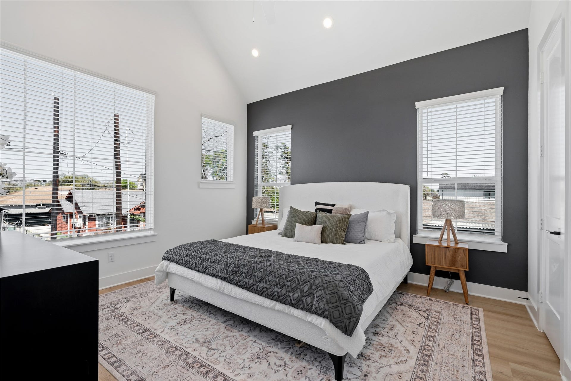 4610 Gunter Street, Houston, TX 77020 Spacious primary bedroom with 10 ceilings, large windows, and a bright, airy feel.
Aerial view showcasing the single-family homes proximity to Downtown and surrounding development.