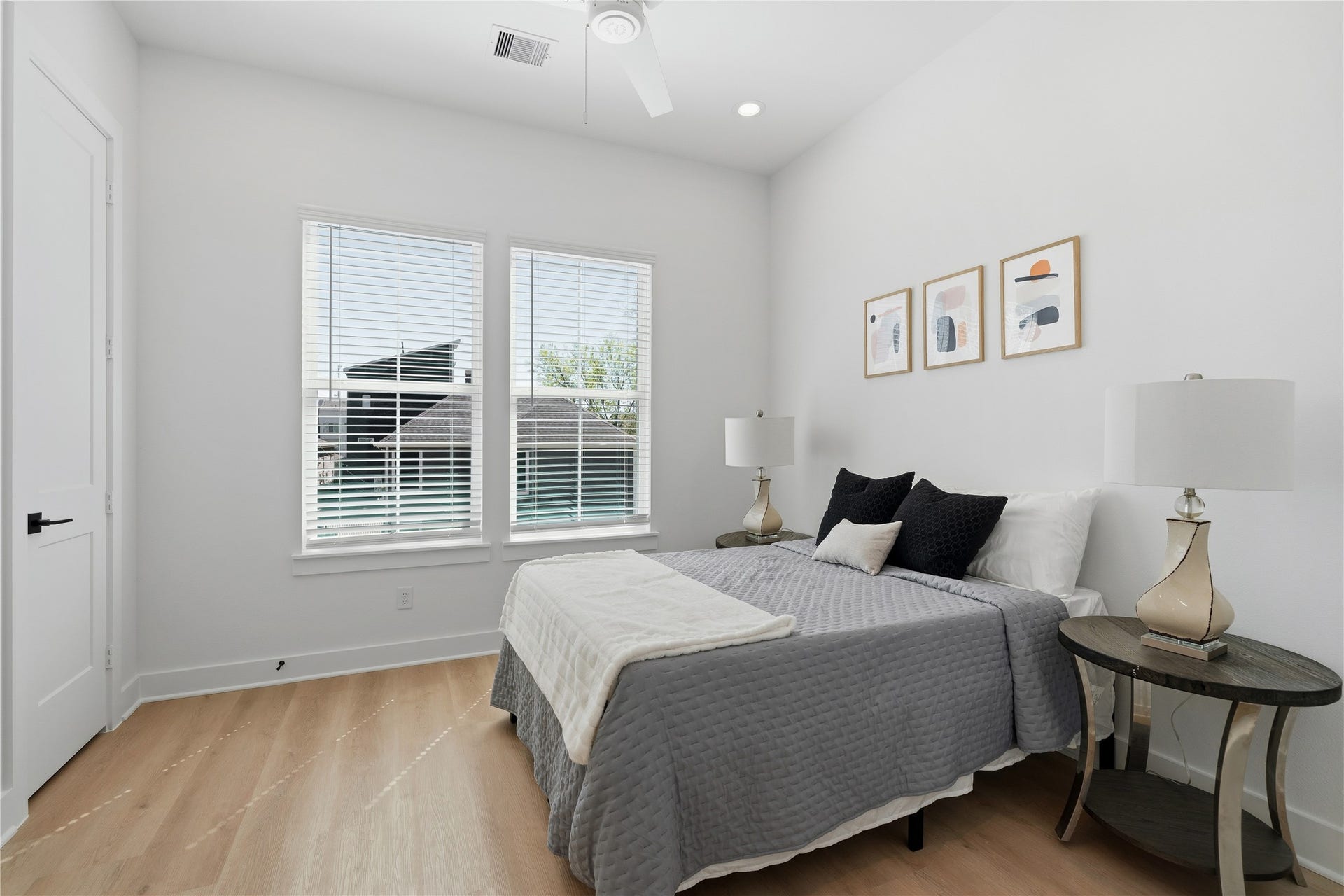 4610 Gunter Street, Houston, TX 77020 secondary bedroom with large windows, and great natural light.
