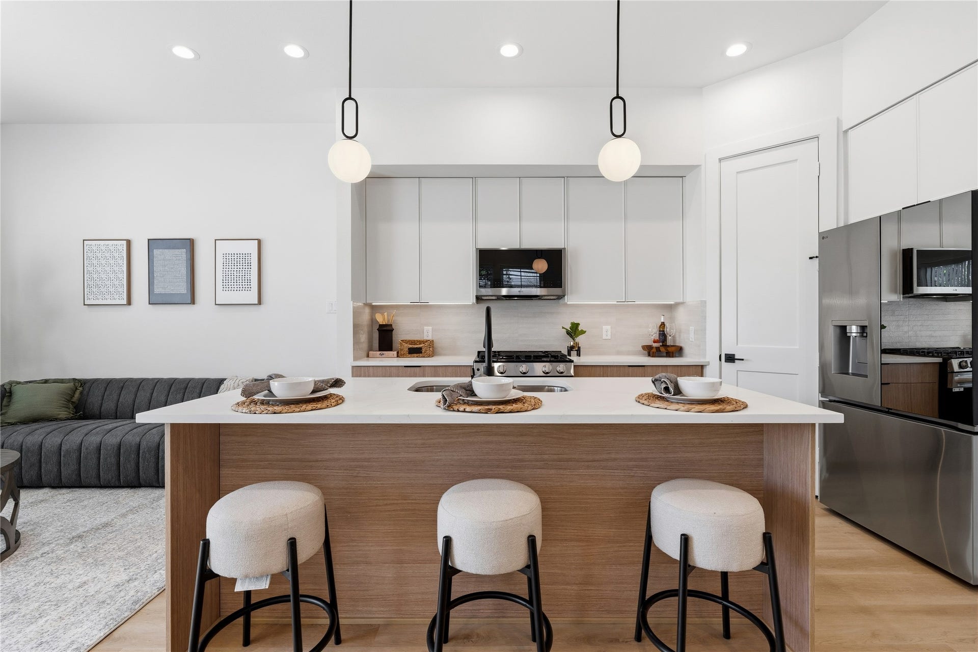 4610 Gunter Street, Houston, TX 77020 White uppers and wood-toned lowers create a balanced, modern aesthetic. A neutral tile backsplash and black fixtures provide a refined architectural finish.
