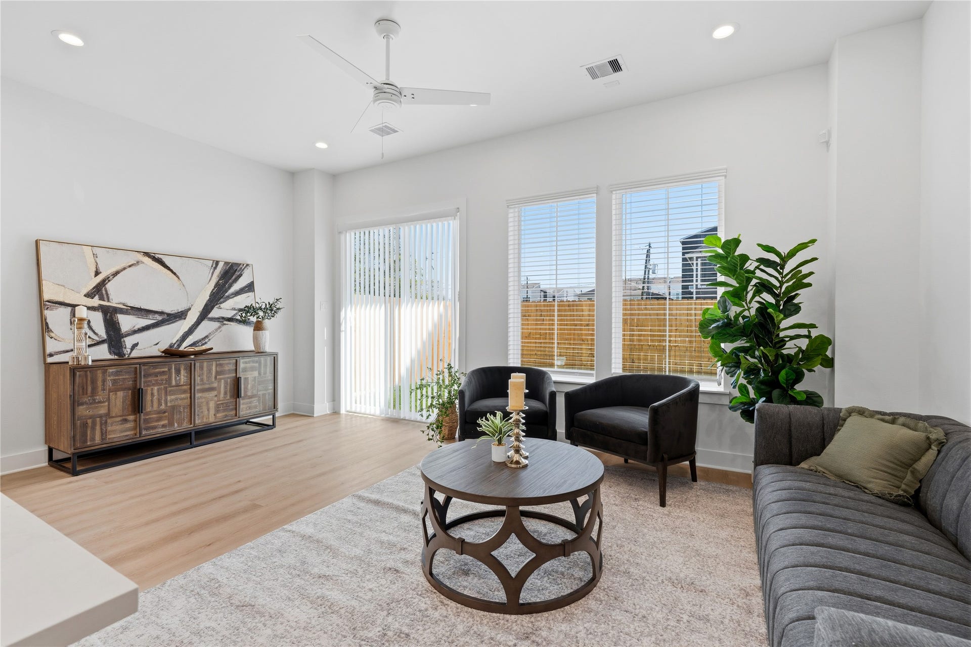 4610 Gunter Street, Houston, TX 77020 Open concept floorplan that connects the kitchen, dining, and living for a seamless spatial flow. Vinyl plank flooring provides a warm, organic base to the airy volume.