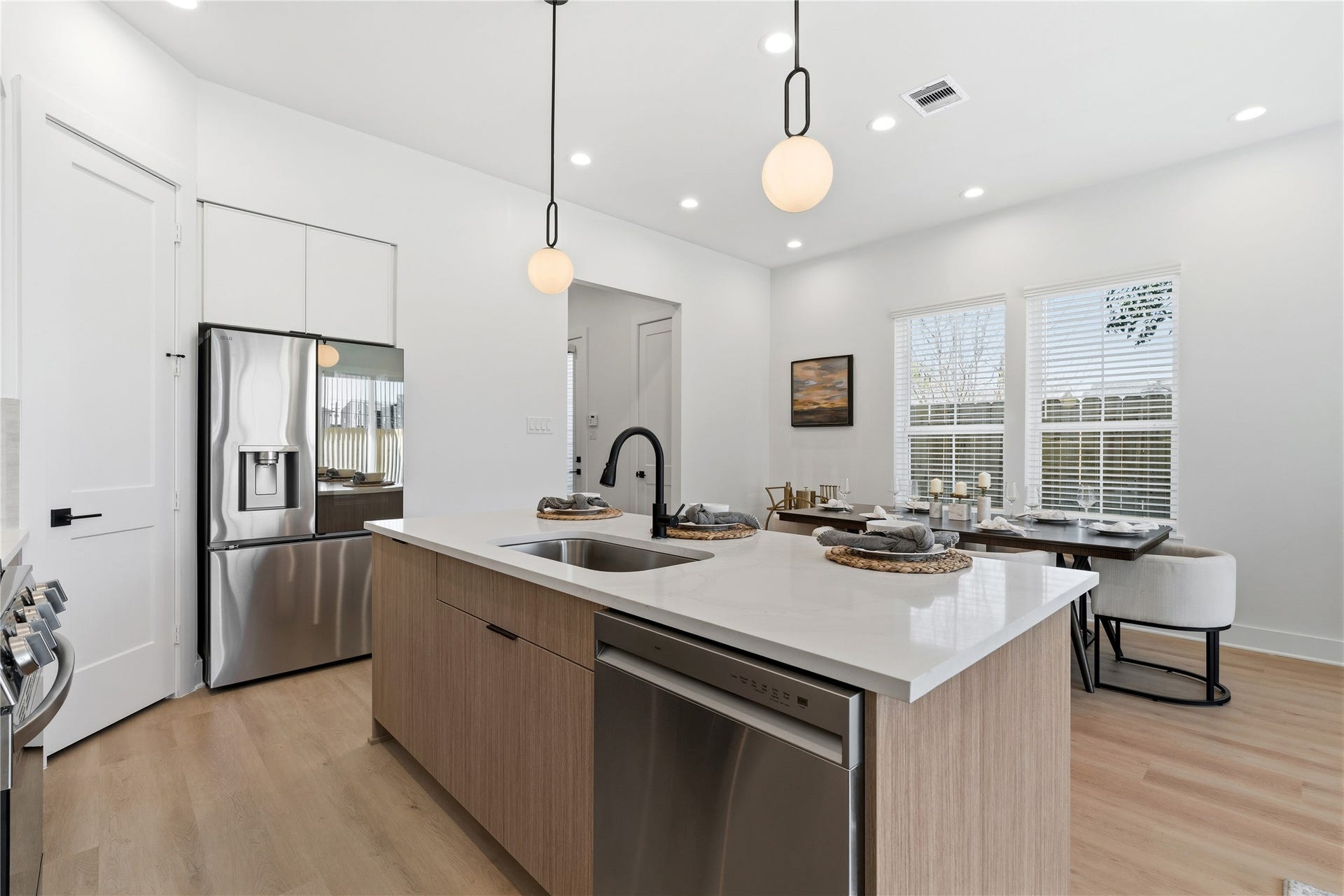 4610 Gunter Street, Houston, TX 77020 Clear sightlines to the dining area and entry hall reinforce the open-concept flow.