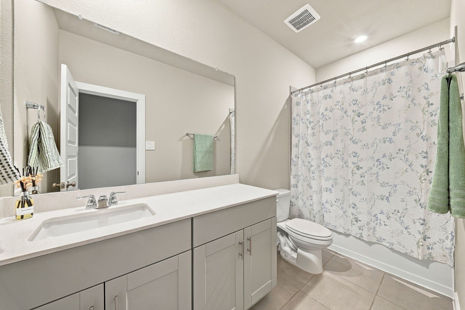 10623 Discovery Lane, Texas City, TX 77591 guest bathroom