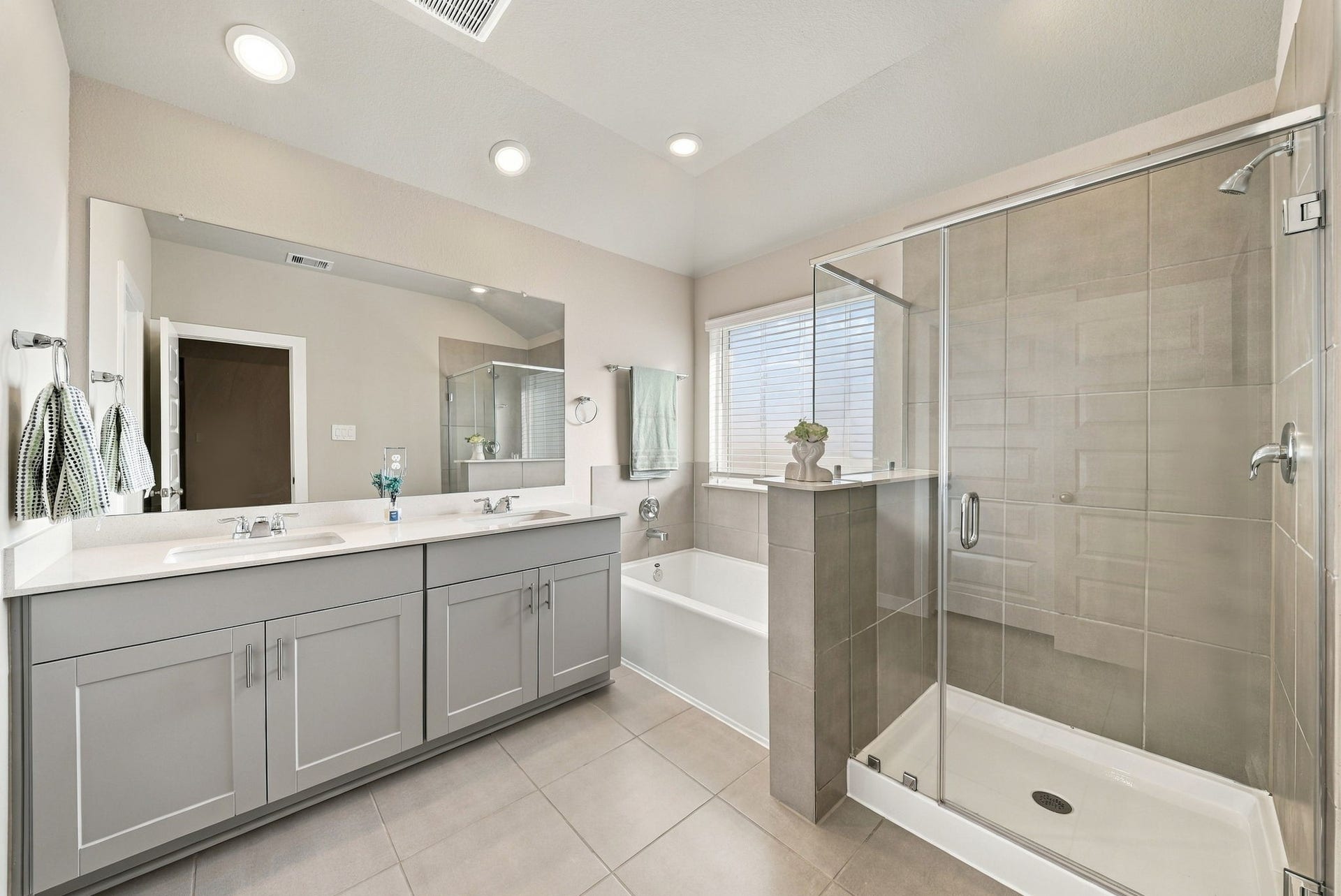 10623 Discovery Lane, Texas City, TX 77591 primary bathroom