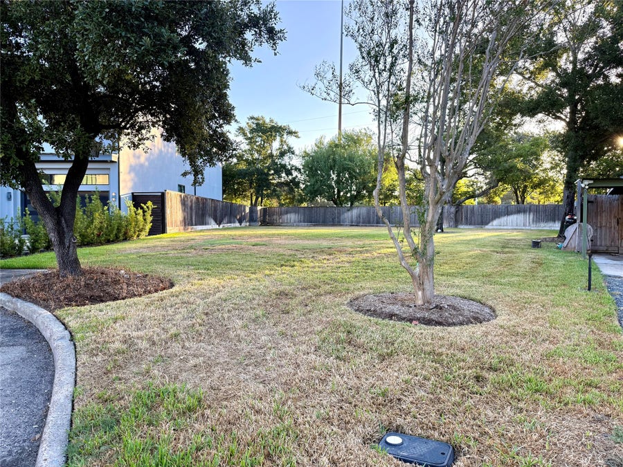 Property photo for 904 Lennette, Bellaire, TX