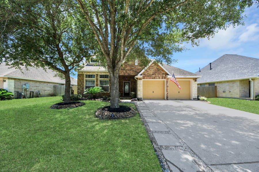 Property photo for 1914 Grandoak Drive, Pearland, TX