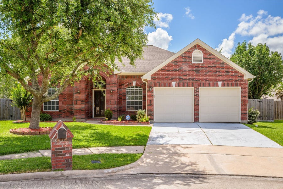 Property photo for 16806 Bay Ledge Court, Friendswood, TX