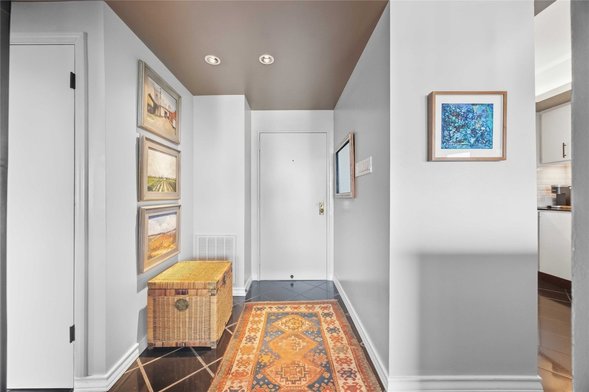 5000 Montrose Boulevard, #6A, Houston, TX 77006 The entry hall sets a welcoming tone.