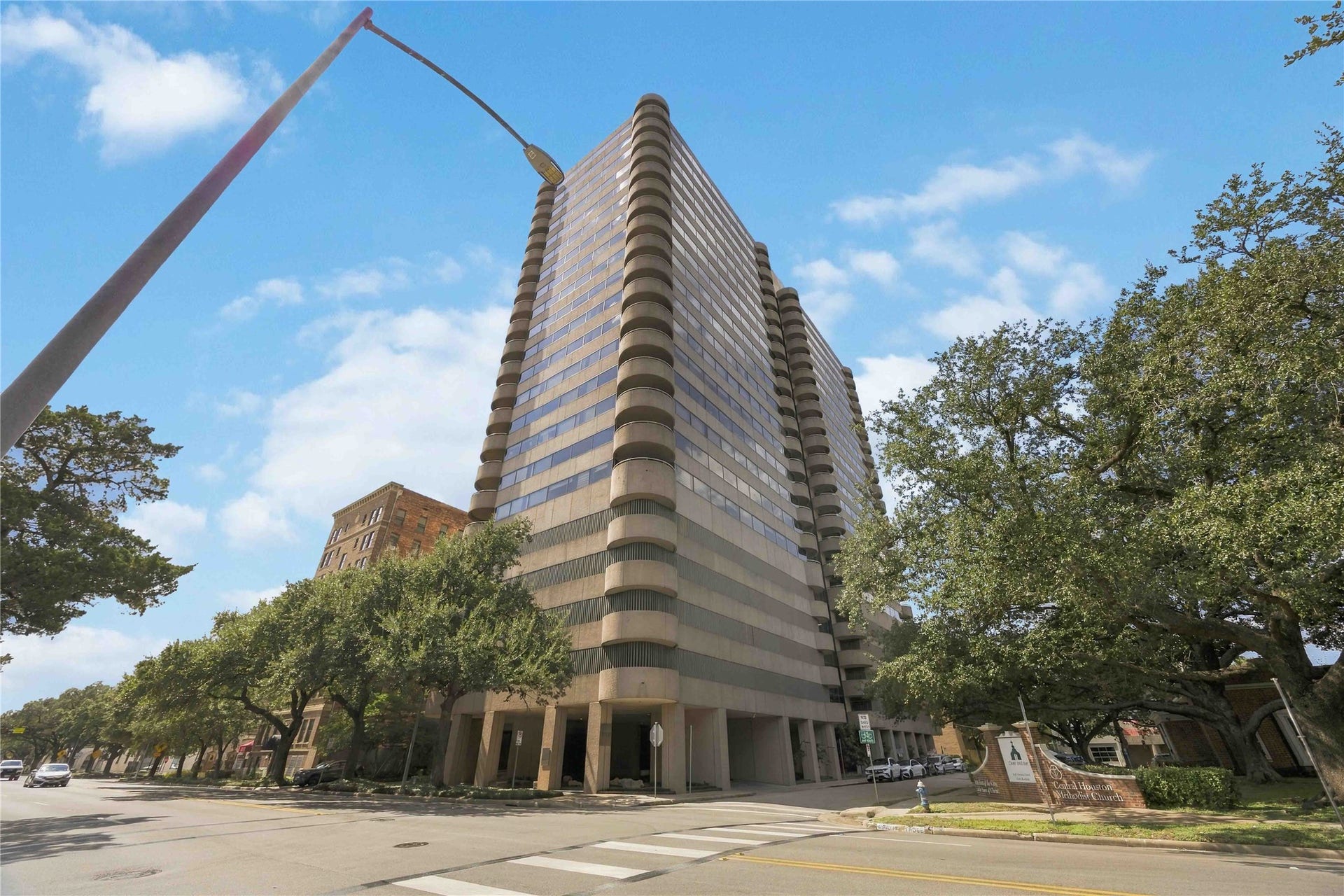 5000 Montrose Boulevard, #6A, Houston, TX 77006 5000 Montrose stands tall in the heart of the Museum District, just minutes from many of Houstons best-known landmarks.
