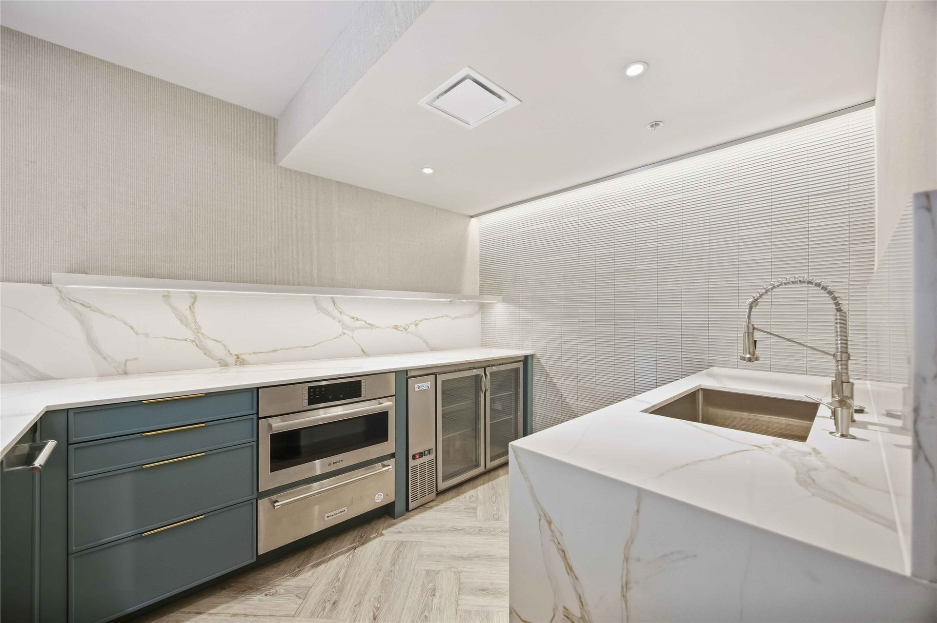 5000 Montrose Boulevard, #6A, Houston, TX 77006 An updated service kitchen and entertaining area make hosting easy in the buildings shared spaces.