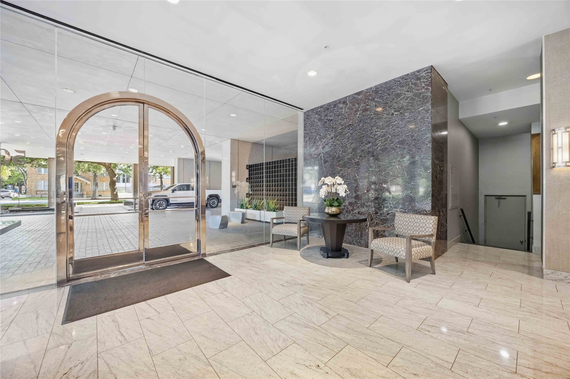 5000 Montrose Boulevard, #6A, Houston, TX 77006 An elegant, staffed lobby sets the tone for high-rise living.