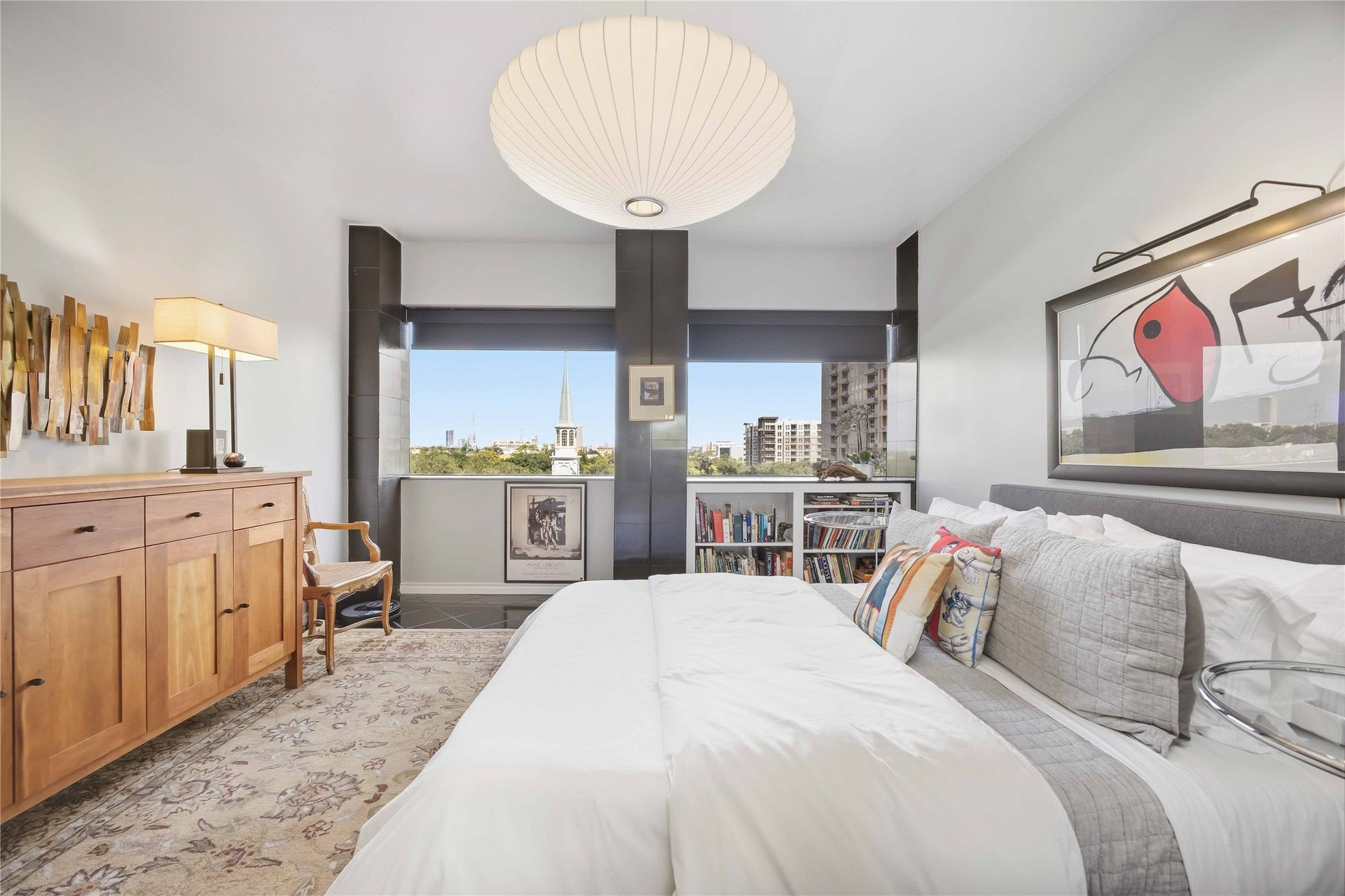 5000 Montrose Boulevard, #6A, Houston, TX 77006 There is plenty of room in the primary bedroom for a sitting area and full-size furniture.