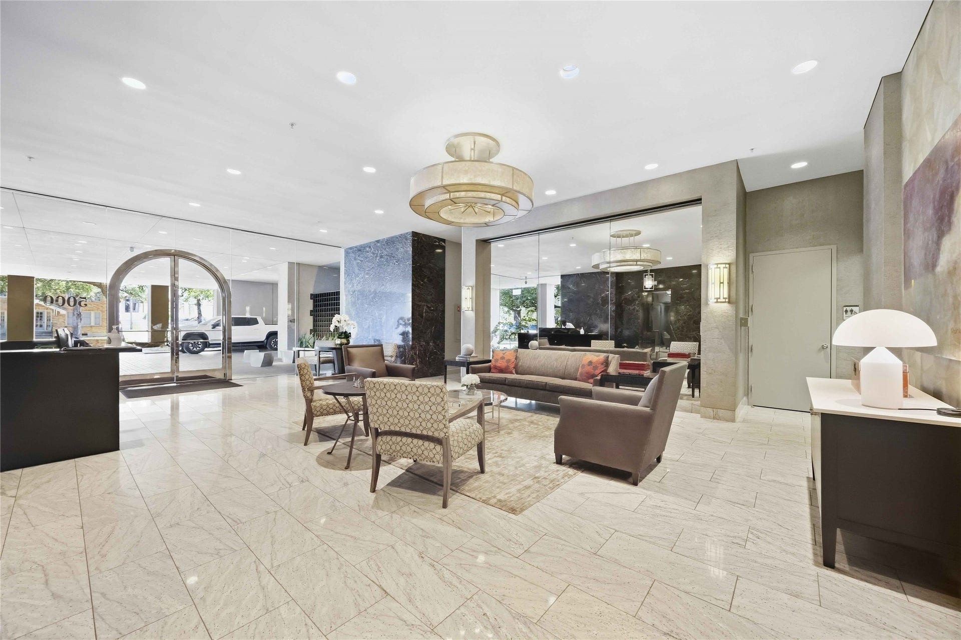 5000 Montrose Boulevard, #6A, Houston, TX 77006 The welcoming lobby has polished finishes, comfortable seating, and full-service staff.