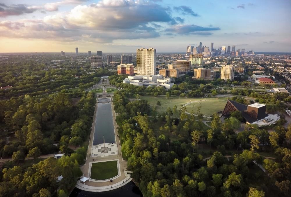 5000 Montrose Boulevard, #6A, Houston, TX 77006 Enjoy Hermann Park just a short walk from home, with scenic trails, the Jones Reflection Pool, and Miller Outdoor Theatre nearby.