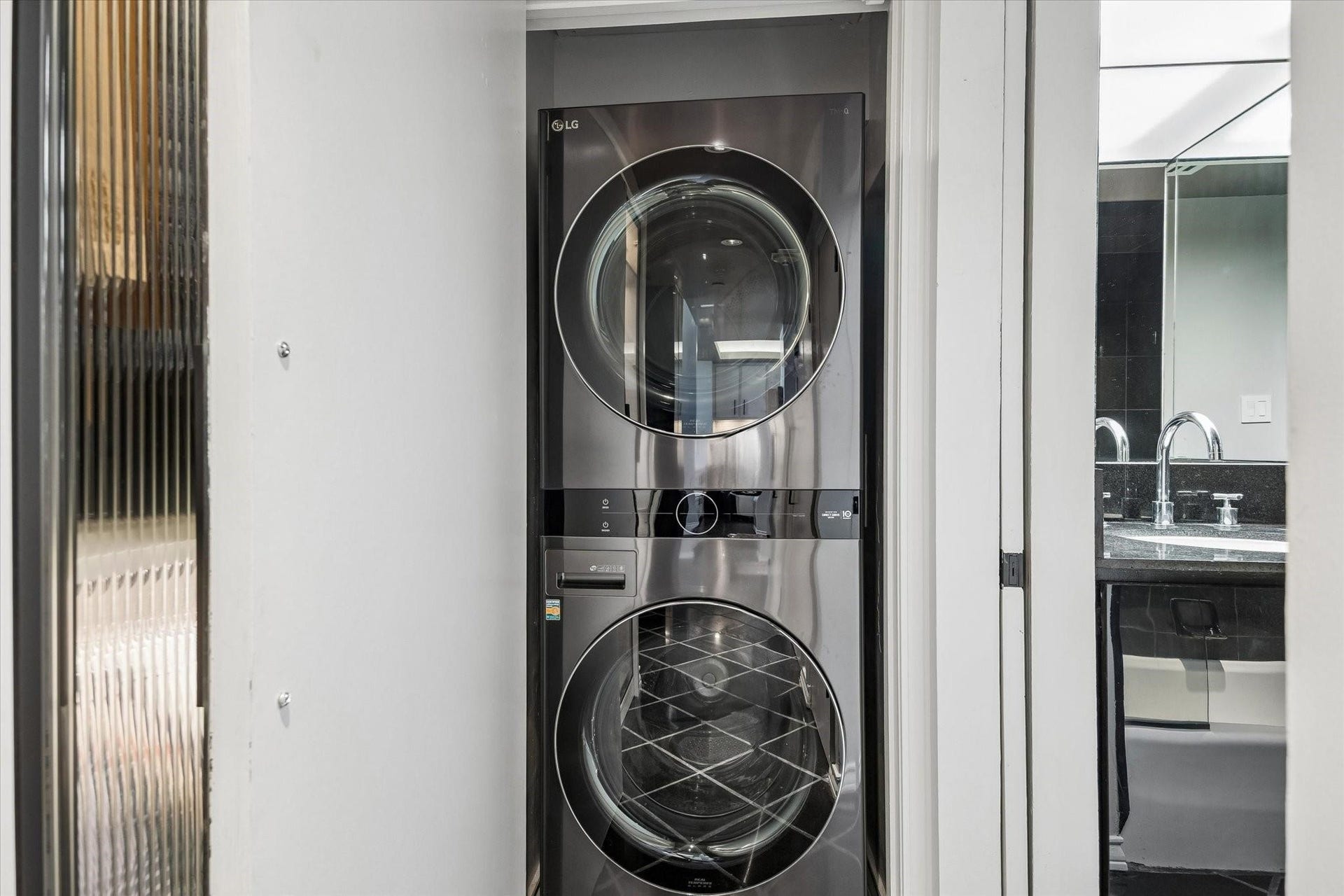 5000 Montrose Boulevard, #6A, Houston, TX 77006 A full-size stacked Wi-Fi enabled washer and dryer is tucked neatly out of sight for everyday convenience.