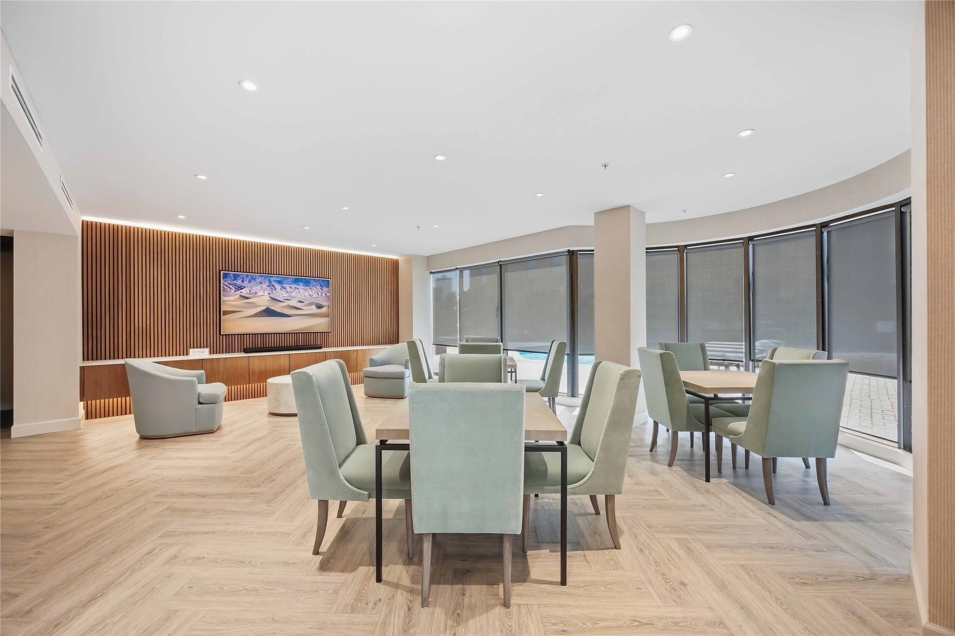 5000 Montrose Boulevard, #6A, Houston, TX 77006 The resident lounge offers comfortable gathering space with direct access to the pool and terrace.