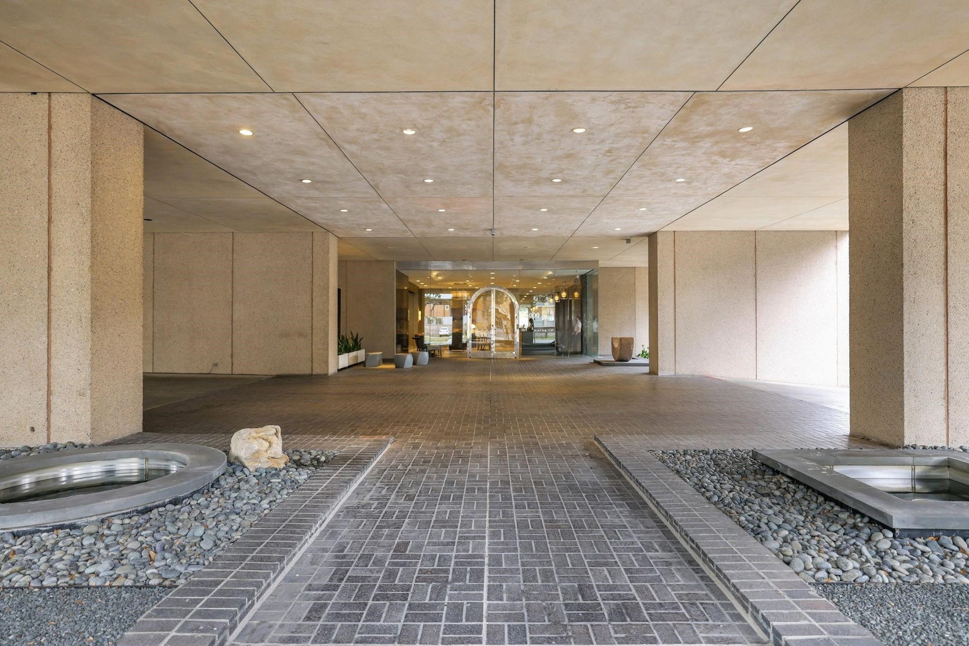 5000 Montrose Boulevard, #6A, Houston, TX 77006 A covered motor court with architectural details and water features welcomes you to full-service living.