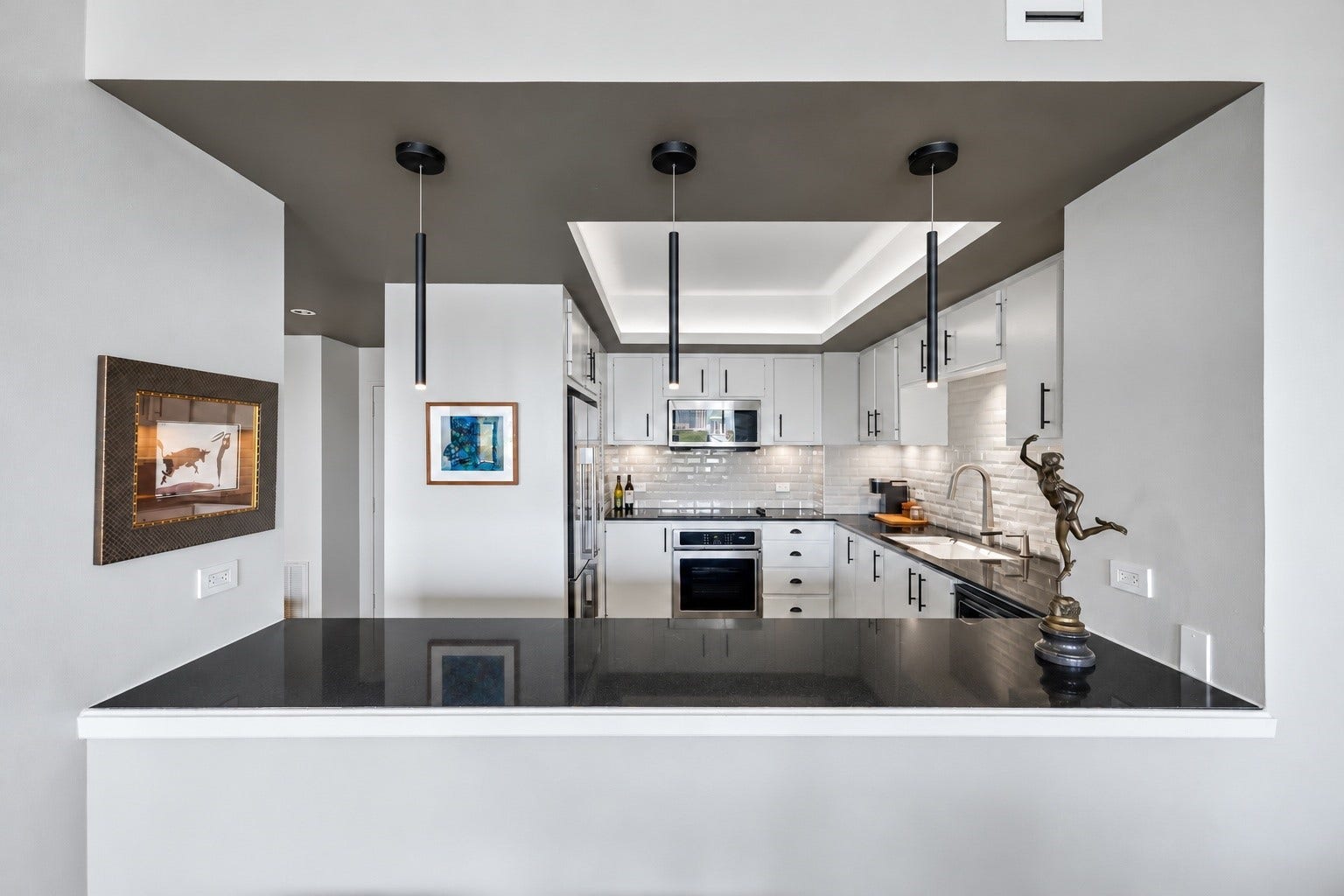 5000 Montrose Boulevard, #6A, Houston, TX 77006 Sleek cabinetry and a recessed ceiling give the kitchen a clean, modern look.