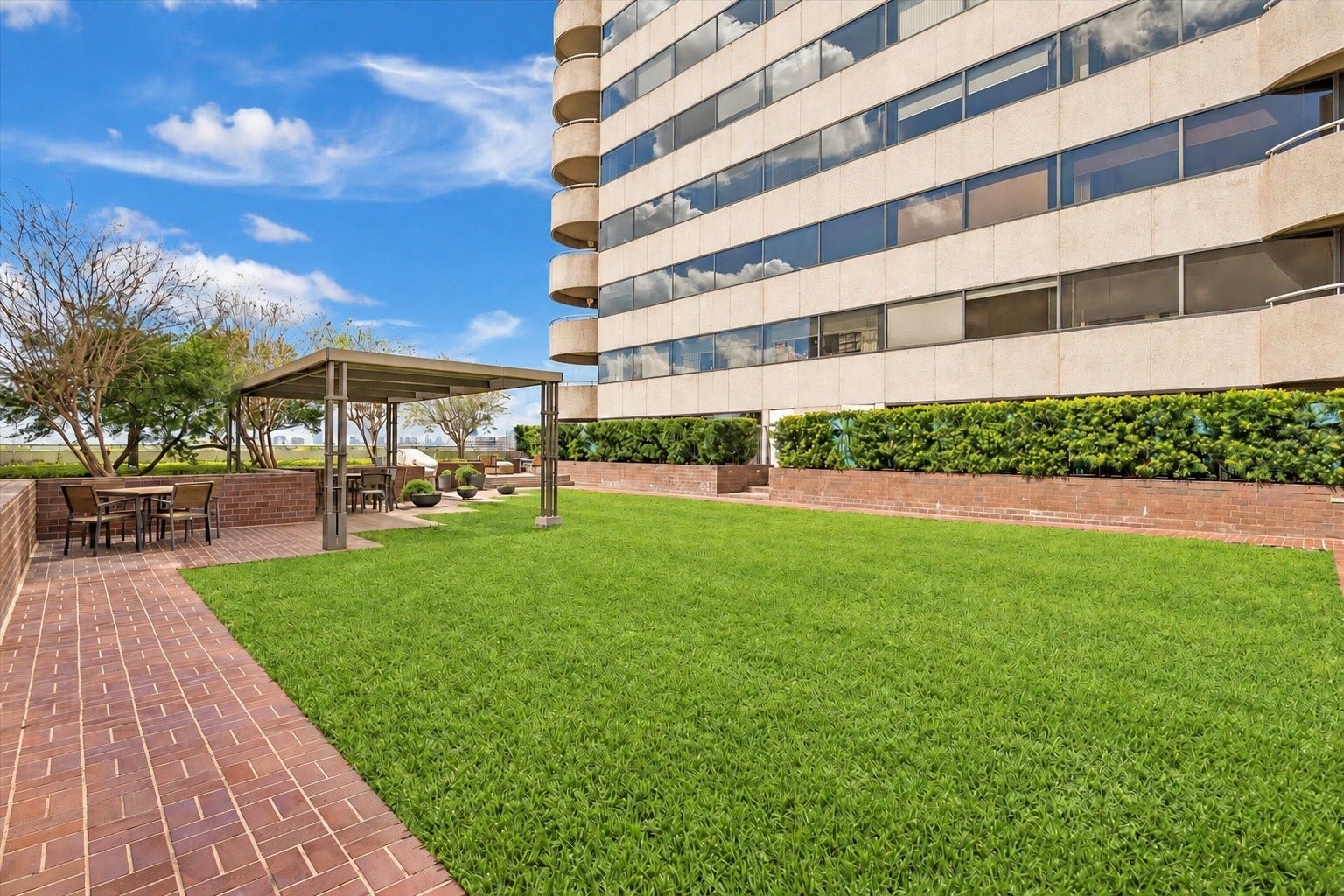 5000 Montrose Boulevard, #6A, Houston, TX 77006 A landscaped lawn with shaded seating adds outdoor space to relax, gather, or take in the fresh air.