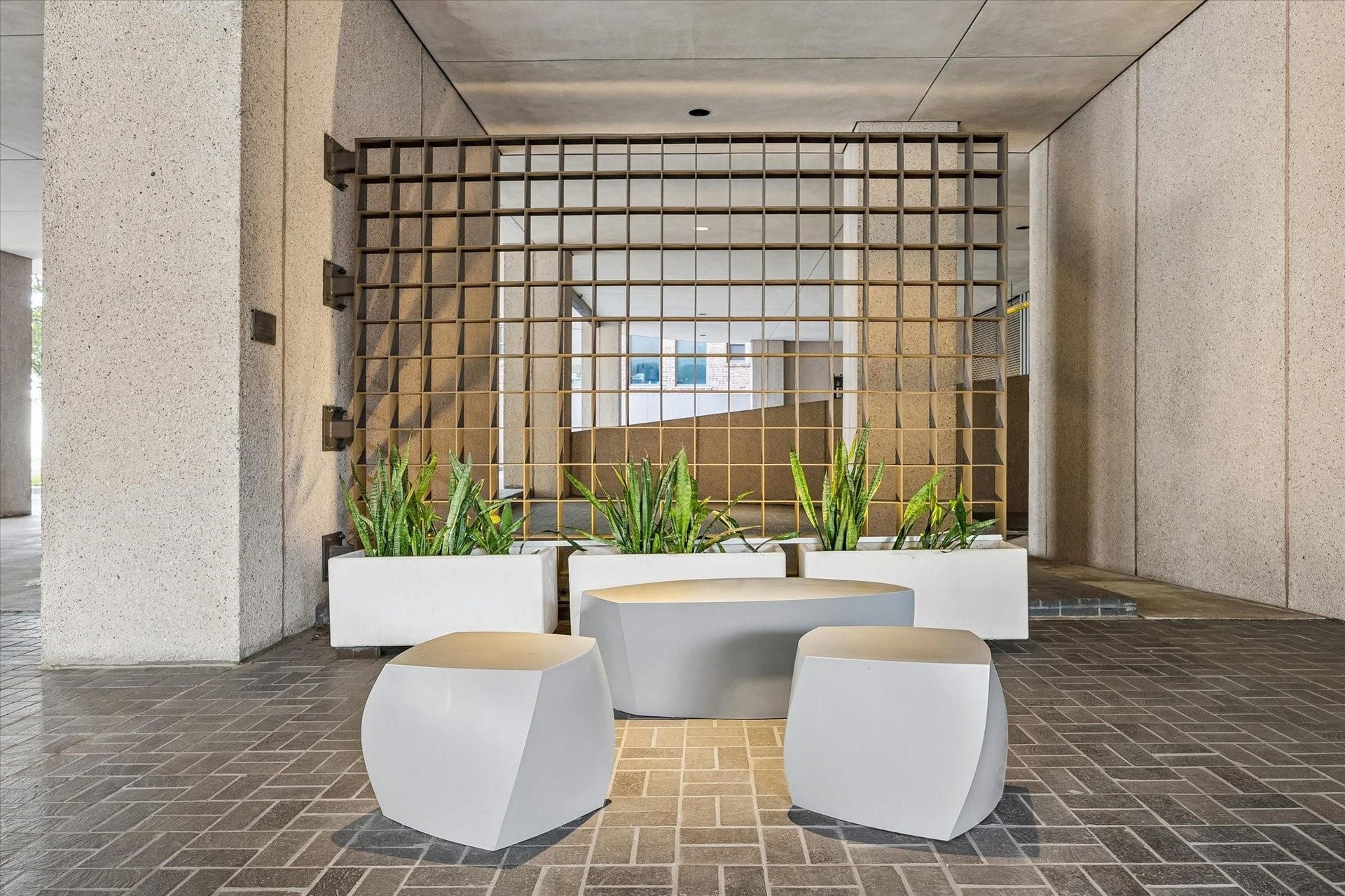 5000 Montrose Boulevard, #6A, Houston, TX 77006 Modern seating and landscaping create welcoming common areas throughout the property