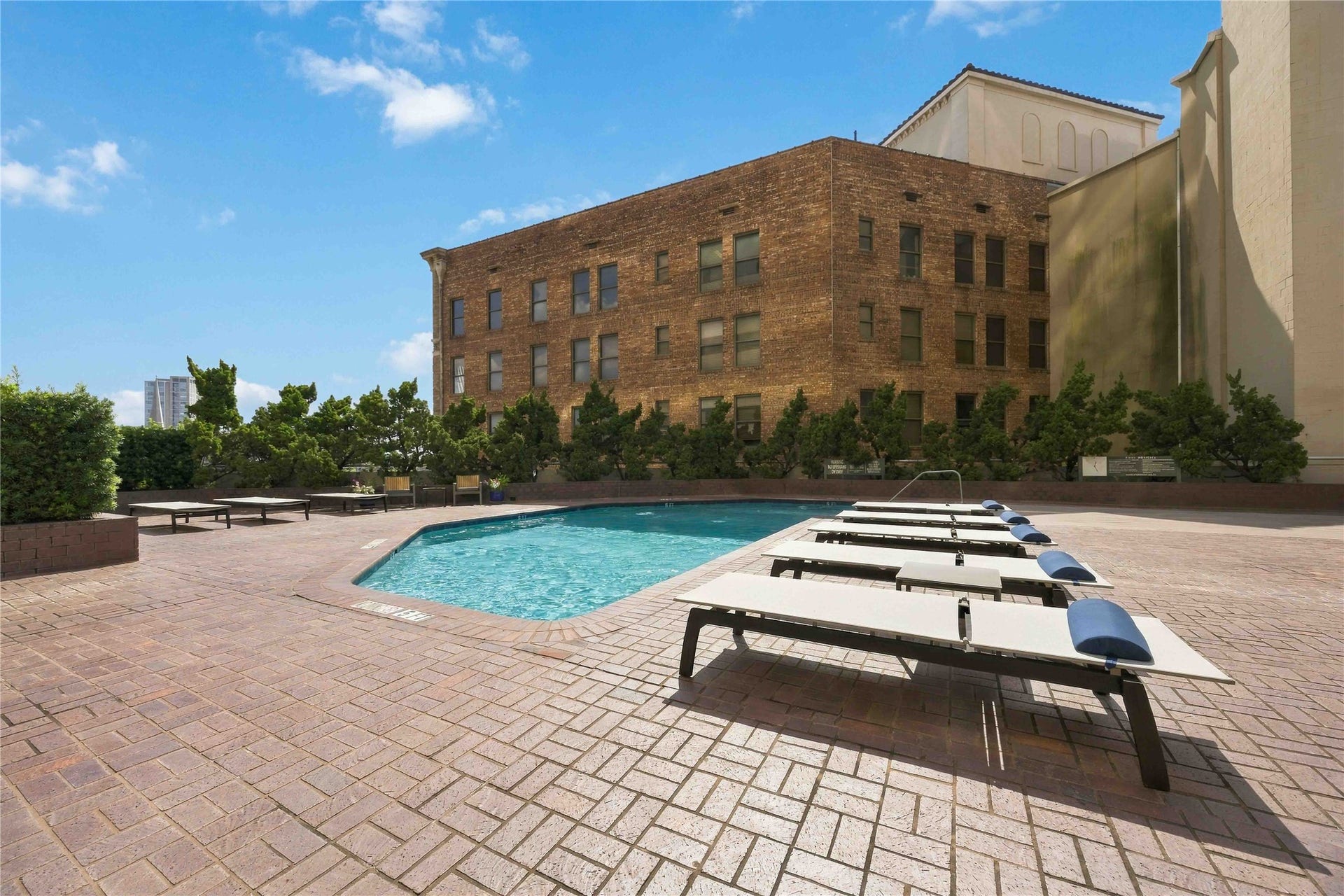 5000 Montrose Boulevard, #6A, Houston, TX 77006 Relax poolside on the sun deck and enjoy Houston's warm weather year-round.