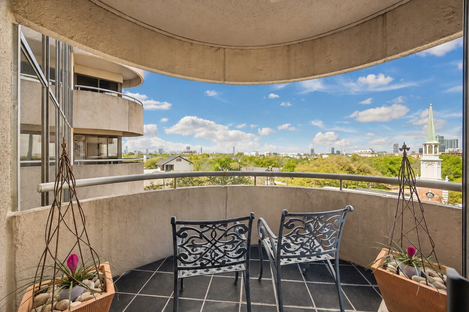 5000 Montrose Boulevard, #6A, Houston, TX 77006 6th floor views stretch over the neighborhood and nearby landmarks.