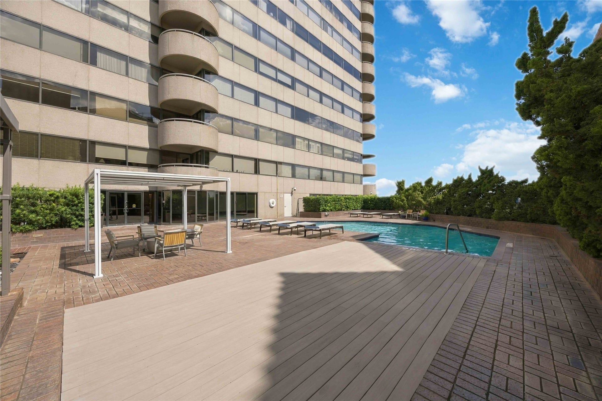 5000 Montrose Boulevard, #6A, Houston, TX 77006 The resort-style pool is surrounded by a spacious sun deck with plenty of loungers.