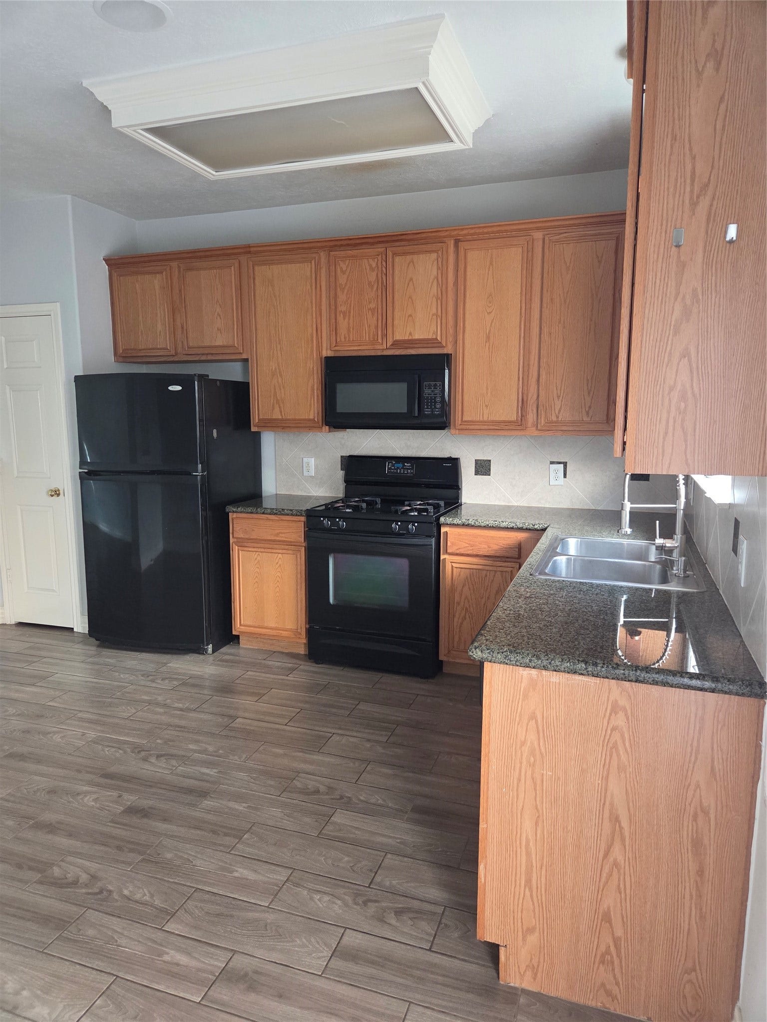 315 Plaza Del Sol Park, Houston, TX 77020 Kitchen