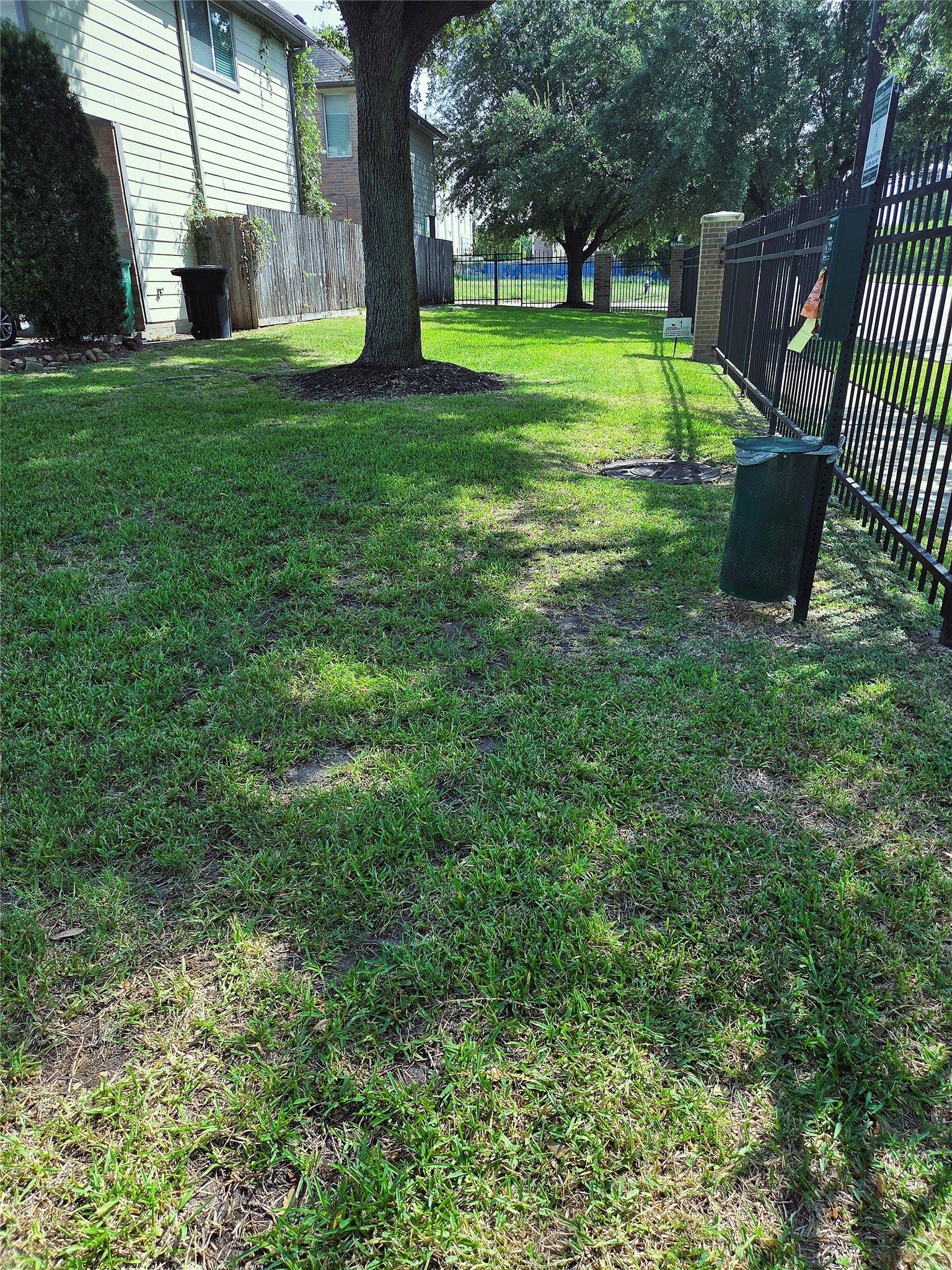 315 Plaza Del Sol Park, Houston, TX 77020 Green space at the end of the cul-de-sac.